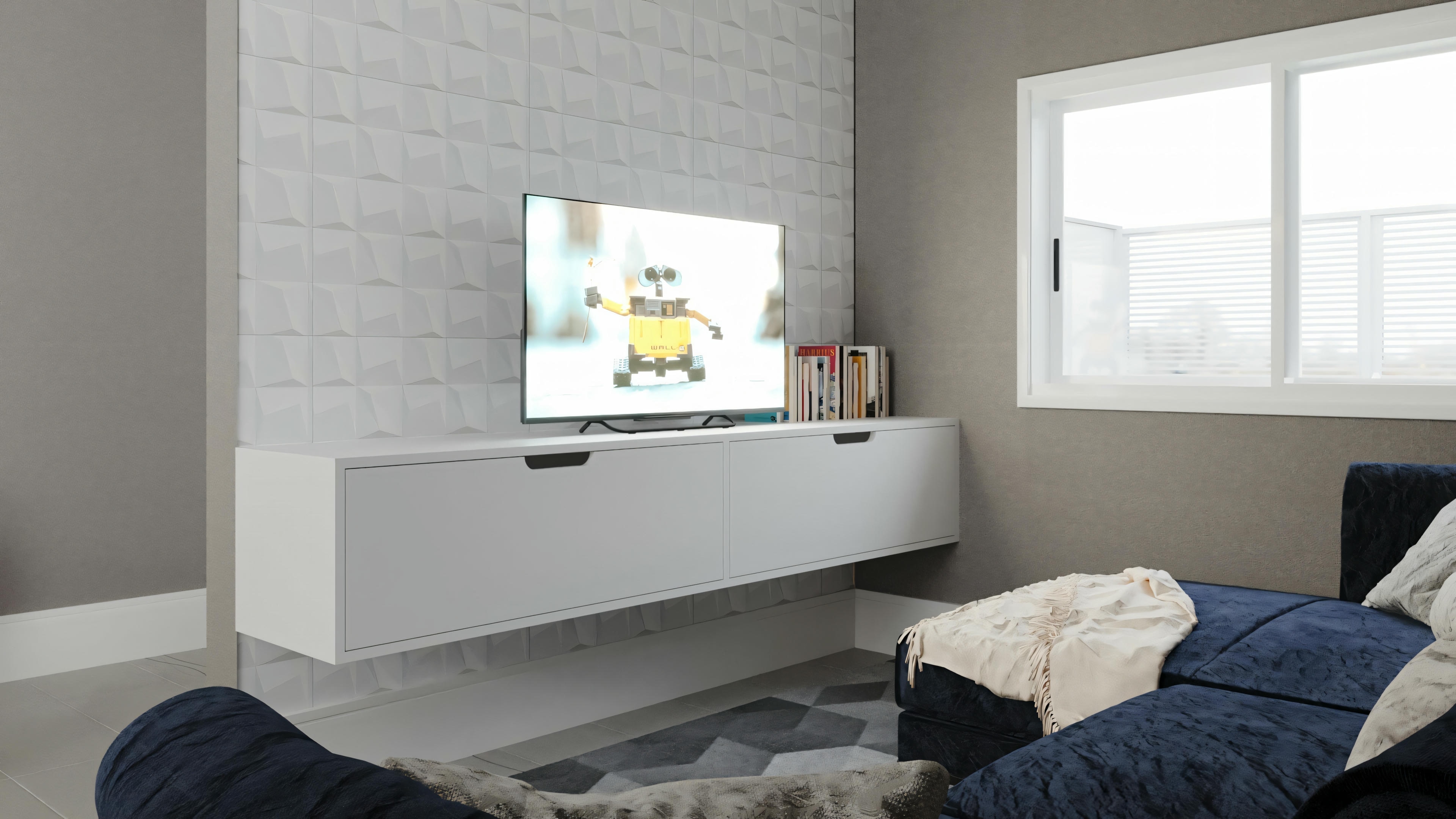 Una sala de estar con sofá, cojines y una televisión mostrando una imagen colorida.
