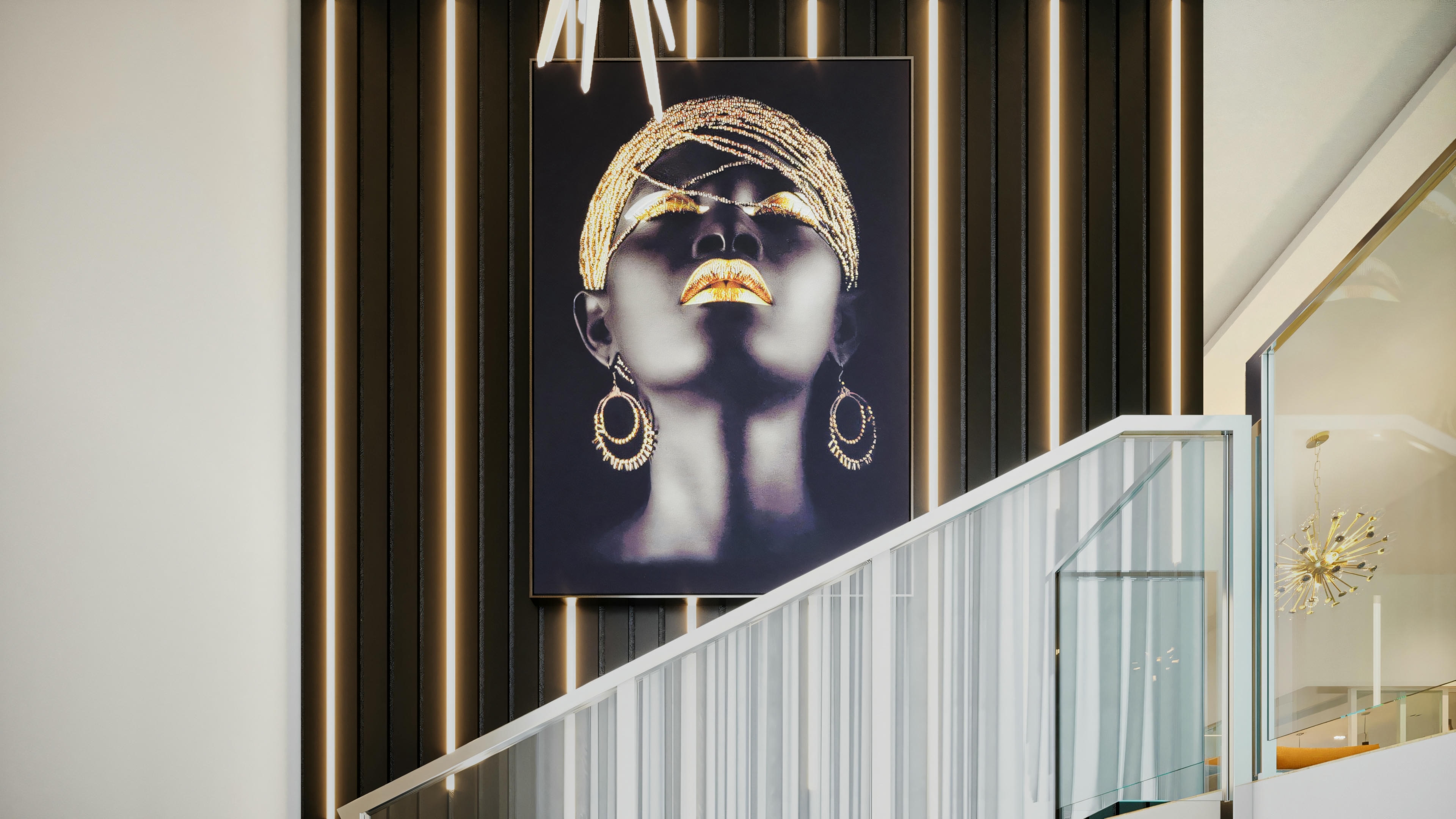 Escalera con diseño contemporáneo y decoración sofisticada en casa de 3 suites con zona gourmet de lujo y piscina. Detalle del interior con panel listonado, obra de arte moderna e iluminación elegante, parte de un proyecto de 335.08m² que incluye oficina.