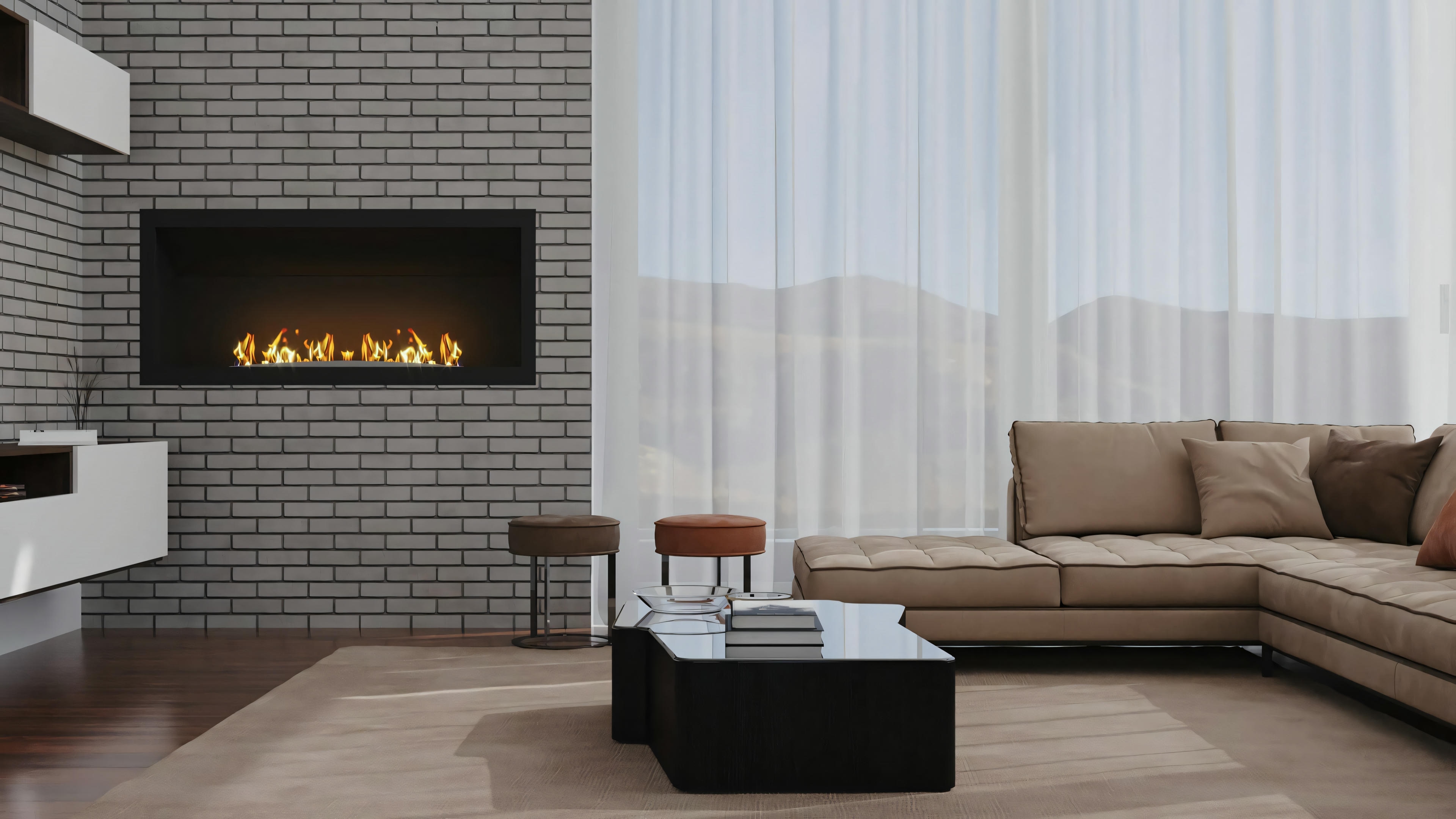 Sala de estar con sofá y chimenea encendida.