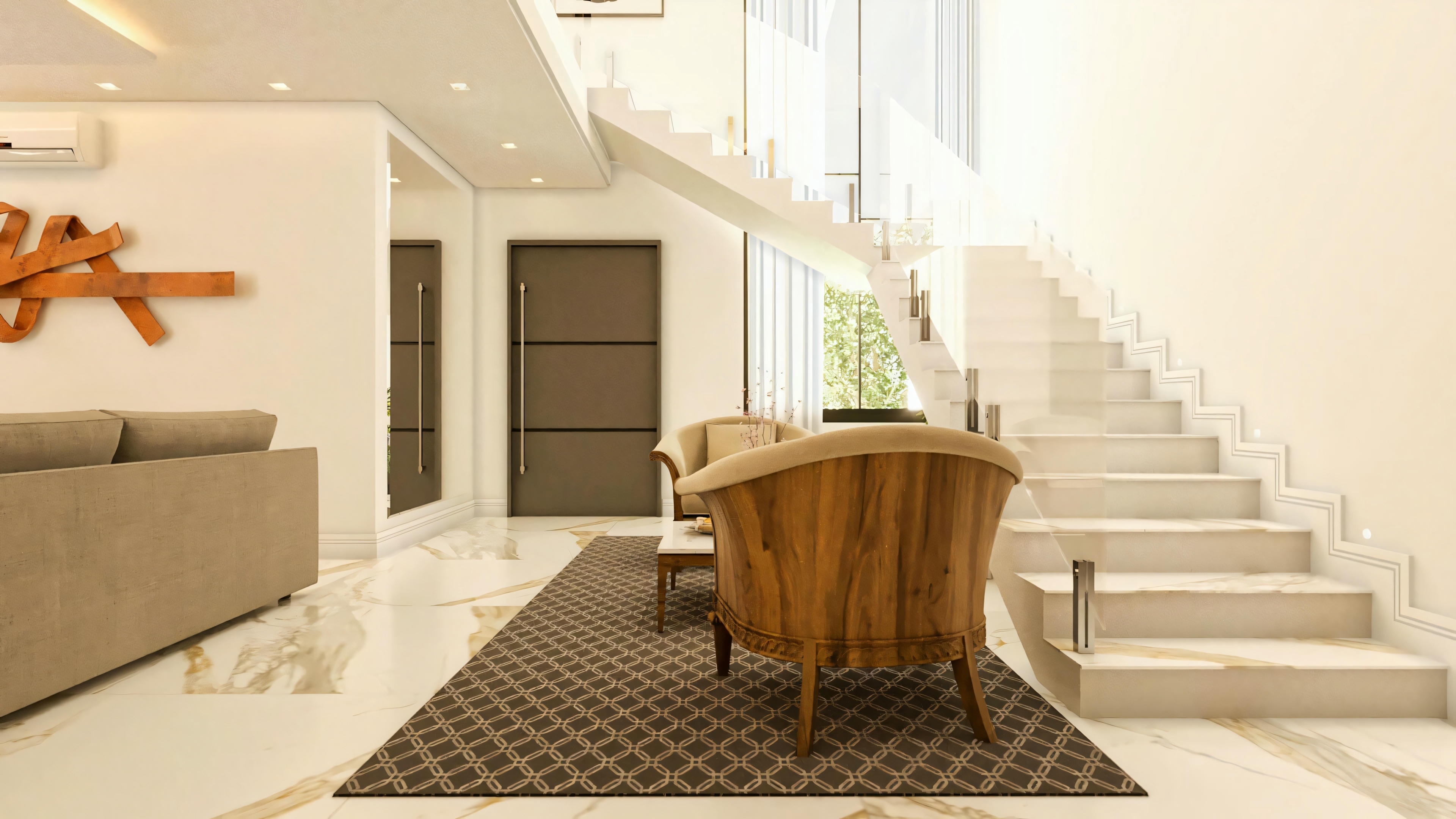 Vista do interior de um sobrado moderno, mostrando sala de estar com piso em porcelanato claro com veios, tapete estampado, poltronas de madeira, e escada no mesmo revestimento do piso com guarda-corpo de vidro.