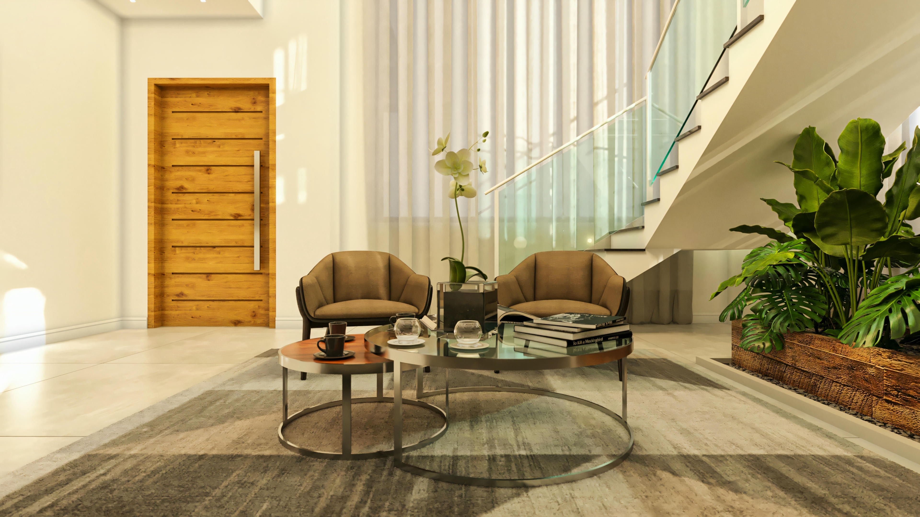 Detalle del interior de casa de alto estándar con 5 suites, enfocando en área con sillones modernos, mesas de centro, planta decorativa, piso claro y una puerta alta de madera con tirador vertical. Parte de la escalera con vidrio es visible.