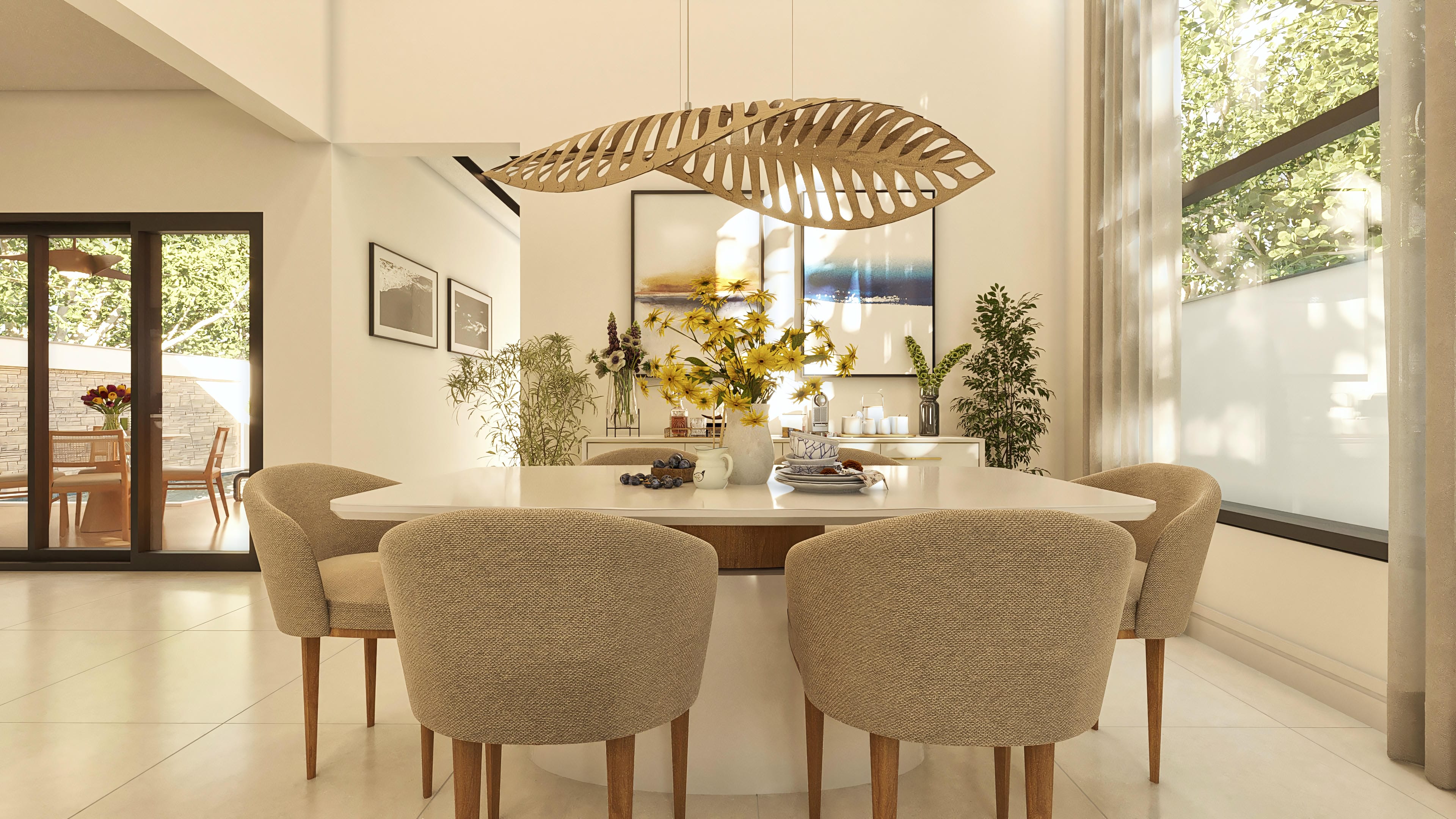 Comedor moderno con mesa amplia y sillas tapizadas en tono neutro. Iluminación escultural en madera sobre la mesa, con obras de arte y plantas decorativas. Grandes ventanas proporcionan vistas al área externa.