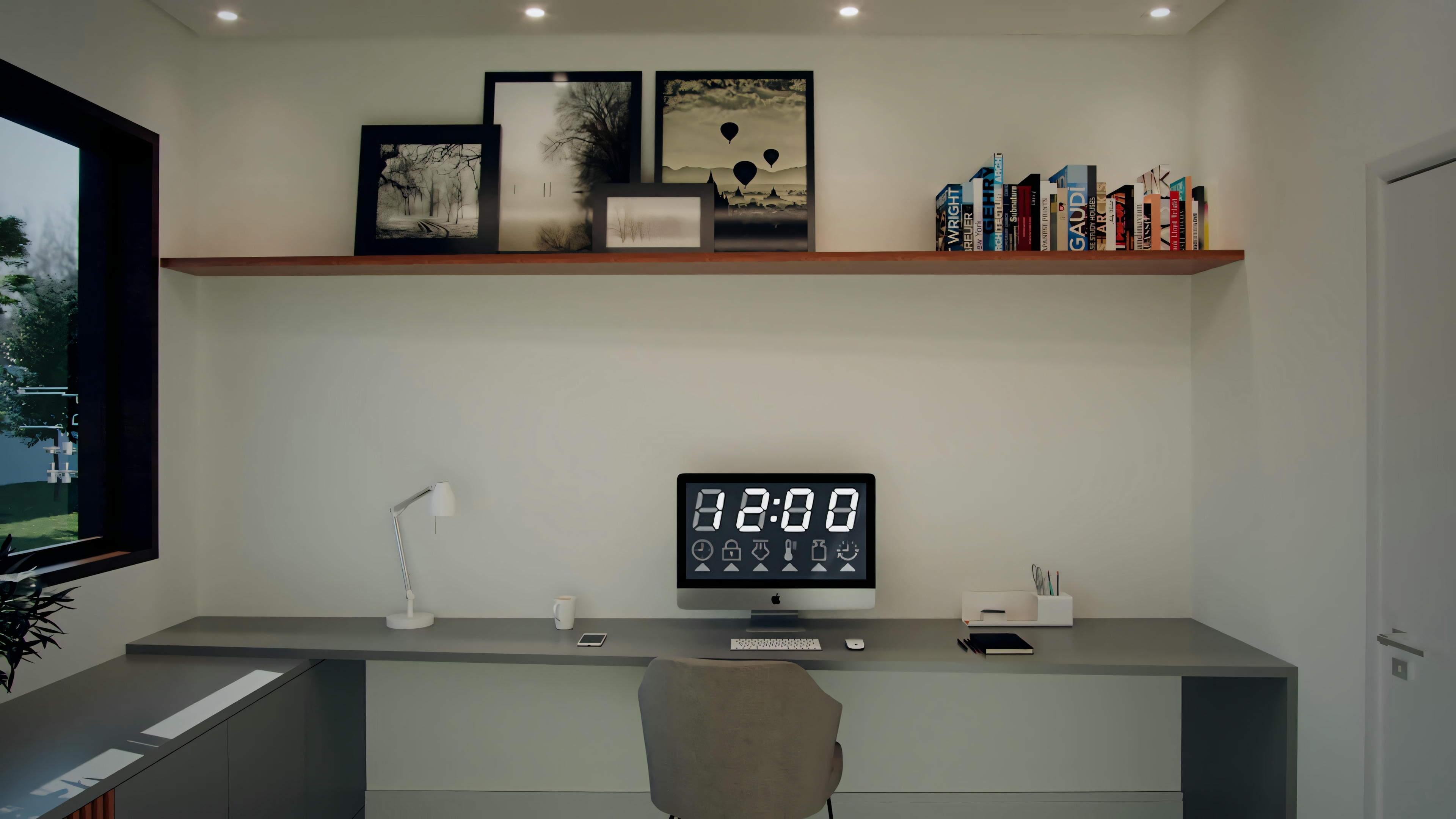 Una oficina en casa con escritorio, computadora y estantes con libros e ítems decorativos.