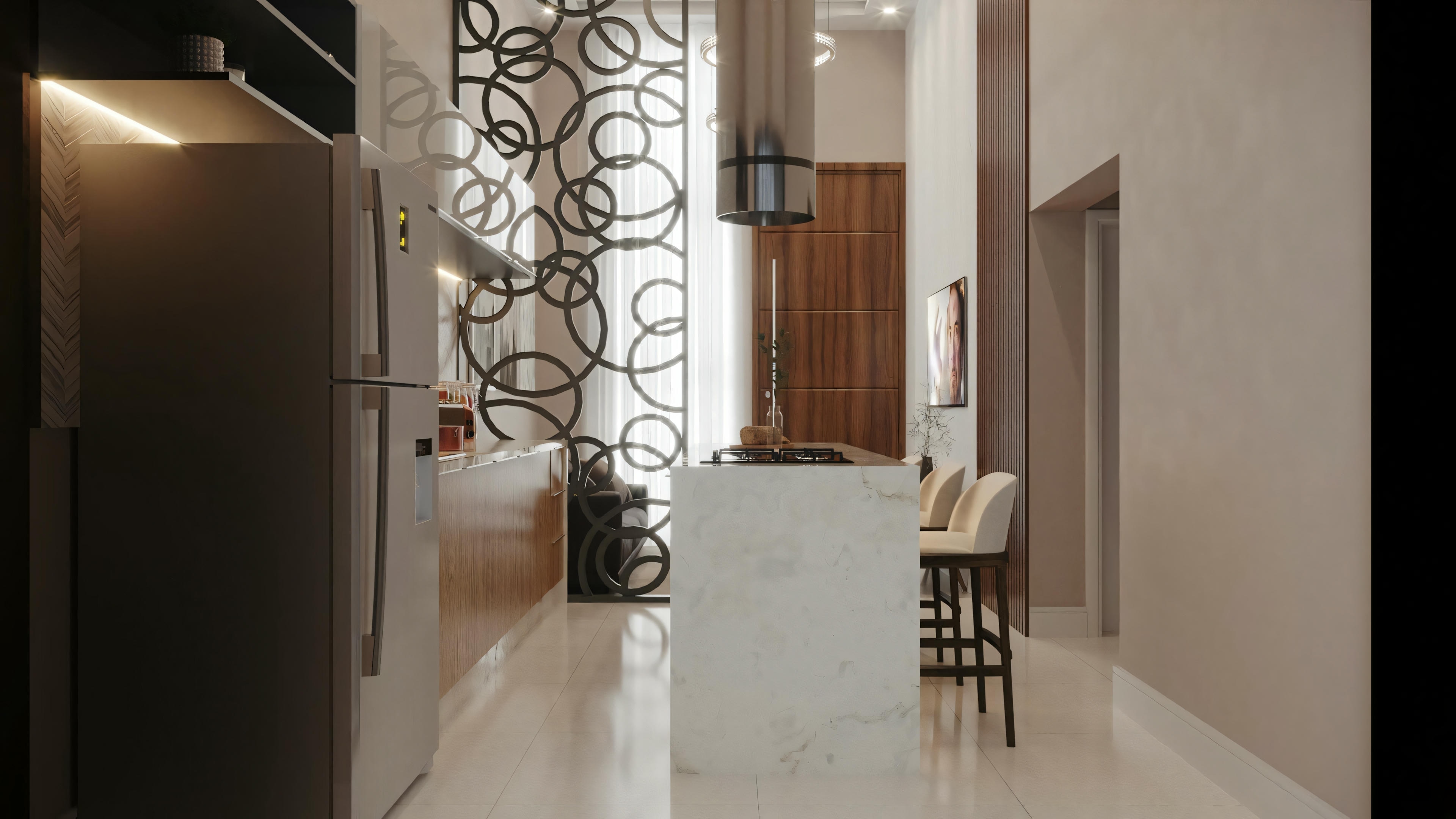 Un pasillo interno con un separador de ambientes con patrón, iluminación cálida y vista a un área de comedor.