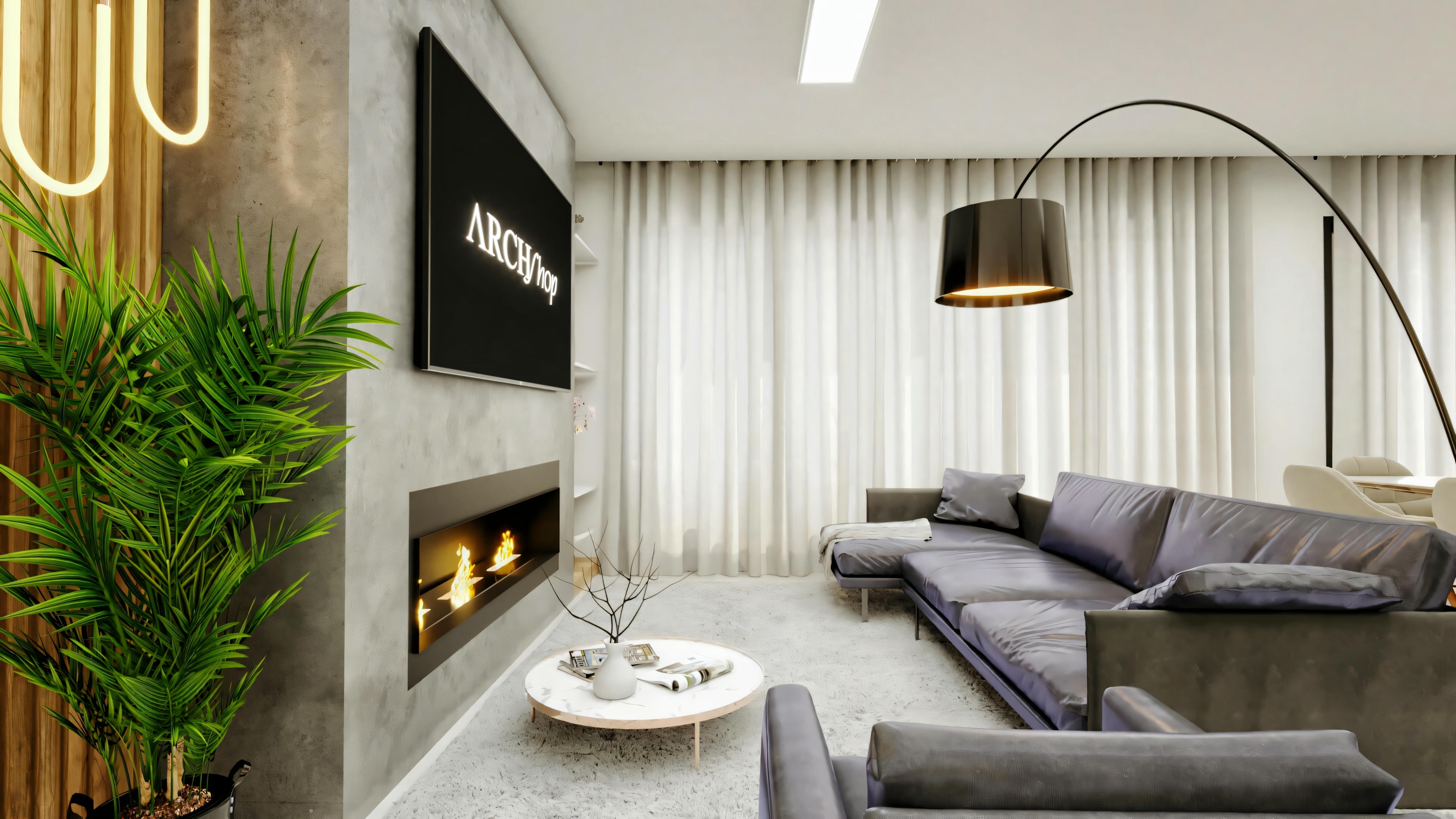 Vista de la sala de estar del Proyecto de casa, mostrando el sofá, sillón, mesa de centro, pared con televisor y chimenea, planta decorativa, luminaria de pie en arco y cortinas translúcidas.