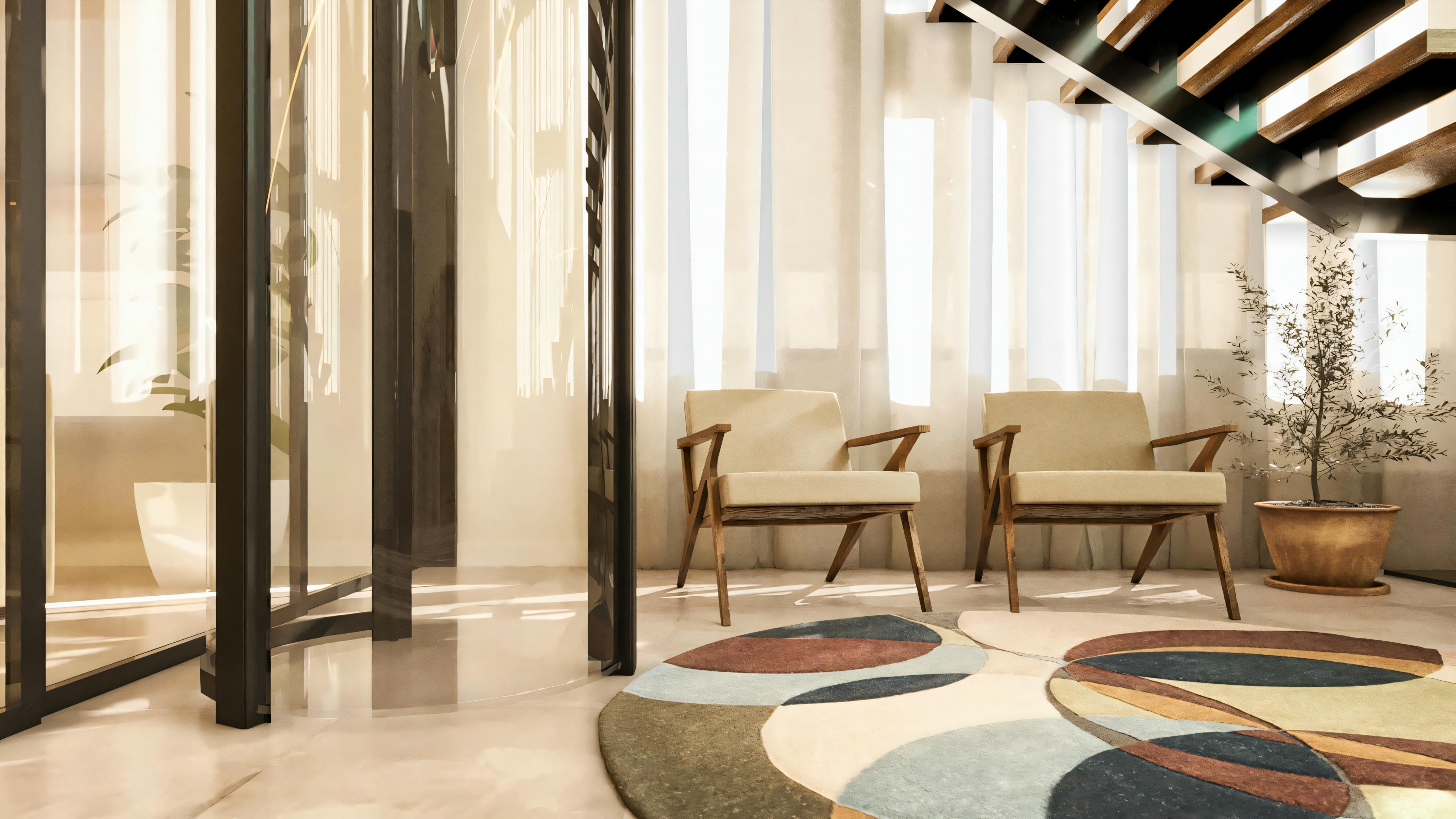 Detalle del diseño de interiores de casa moderna, mostrando rincón de estar con sillones de madera estilo mid-century, alfombra circular colorida y planta decorativa bajo la escalera. Ambiente iluminado naturalmente.