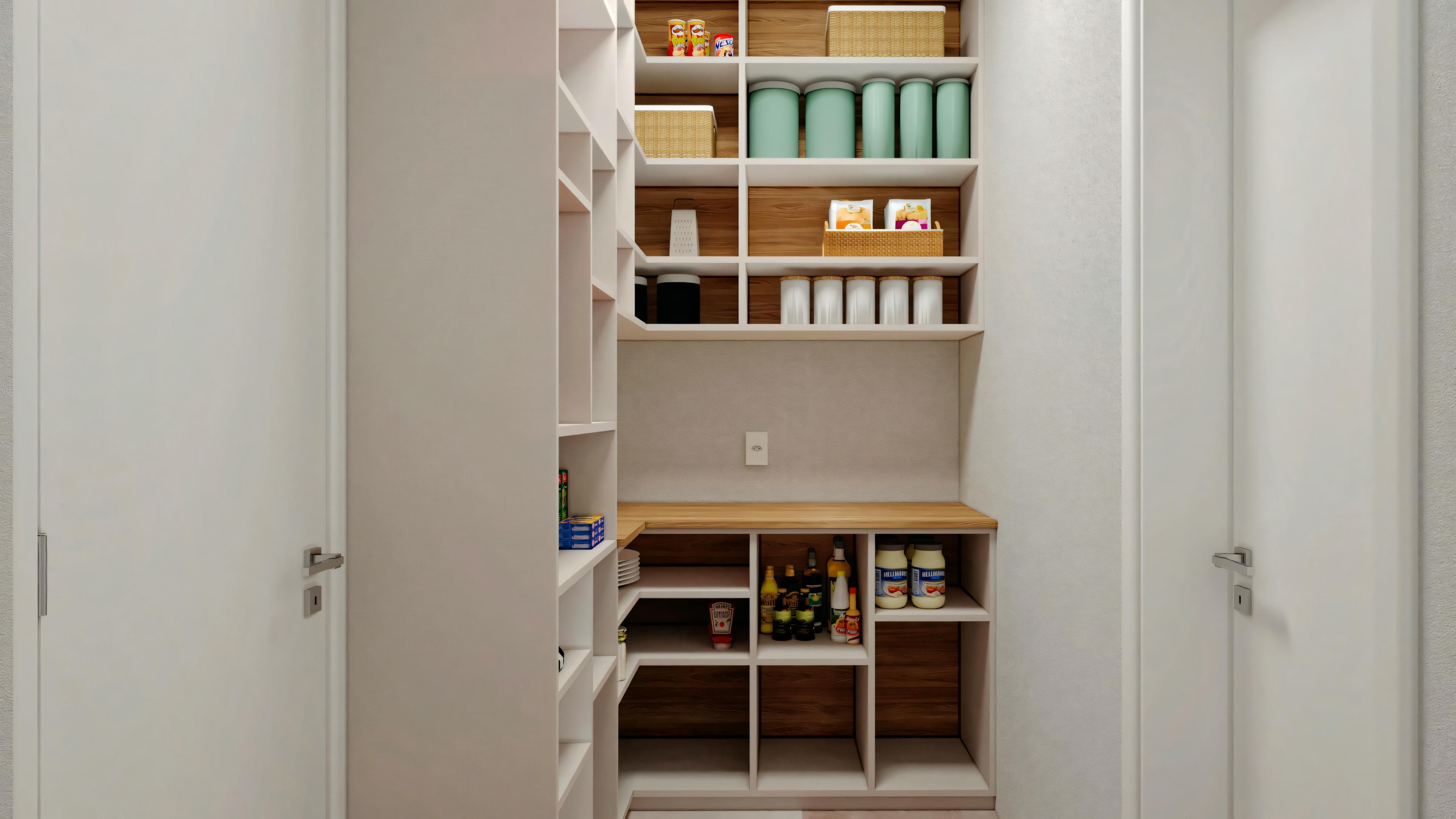 Um closet pequeno e bem organizado com várias prateleiras contendo caixas e outros itens. Uma escada está presente para acessar as prateleiras mais altas.