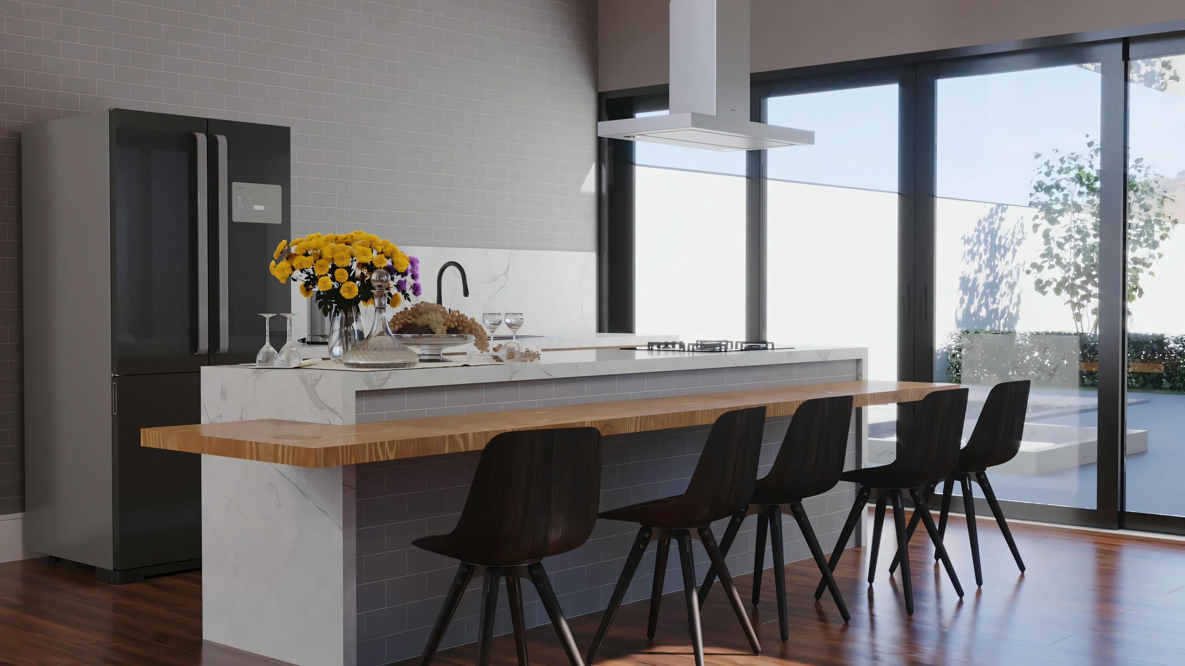 Cocina moderna con gabinetes blancos y electrodomésticos de acero inoxidable.