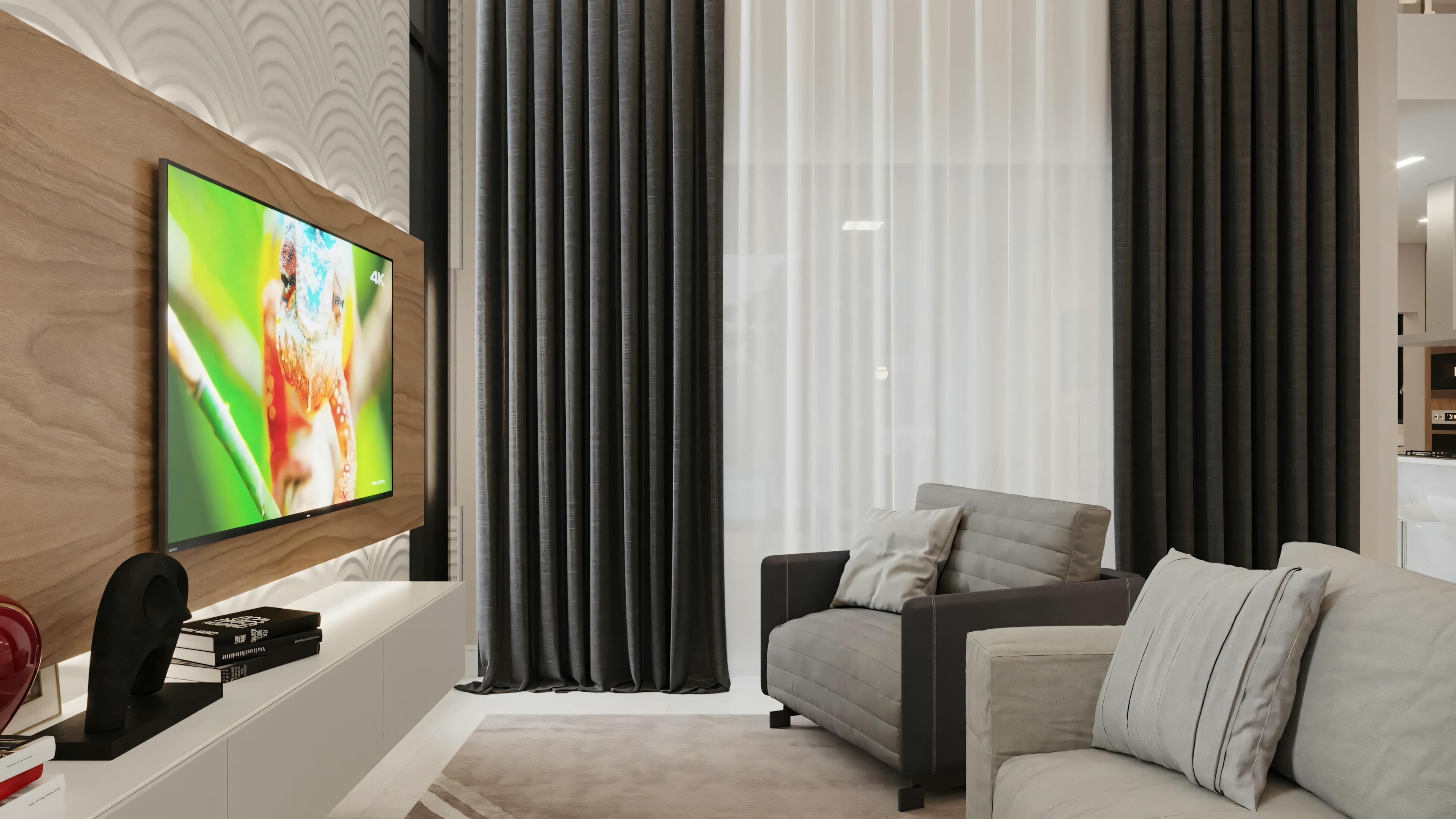 Uma sala de estar com uma grande televisão na parede, sofá cinza e papel de parede listrado verticalmente.