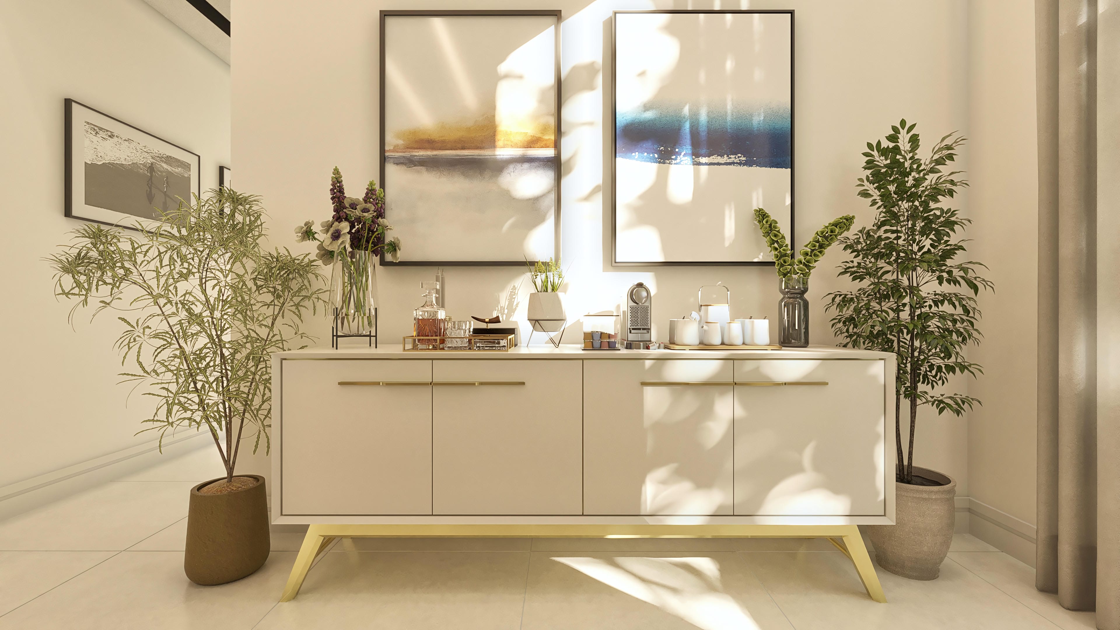 Interior moderno con buffet beige, tiradores dorados, obras de arte abstractas en las paredes y plantas en macetas.
