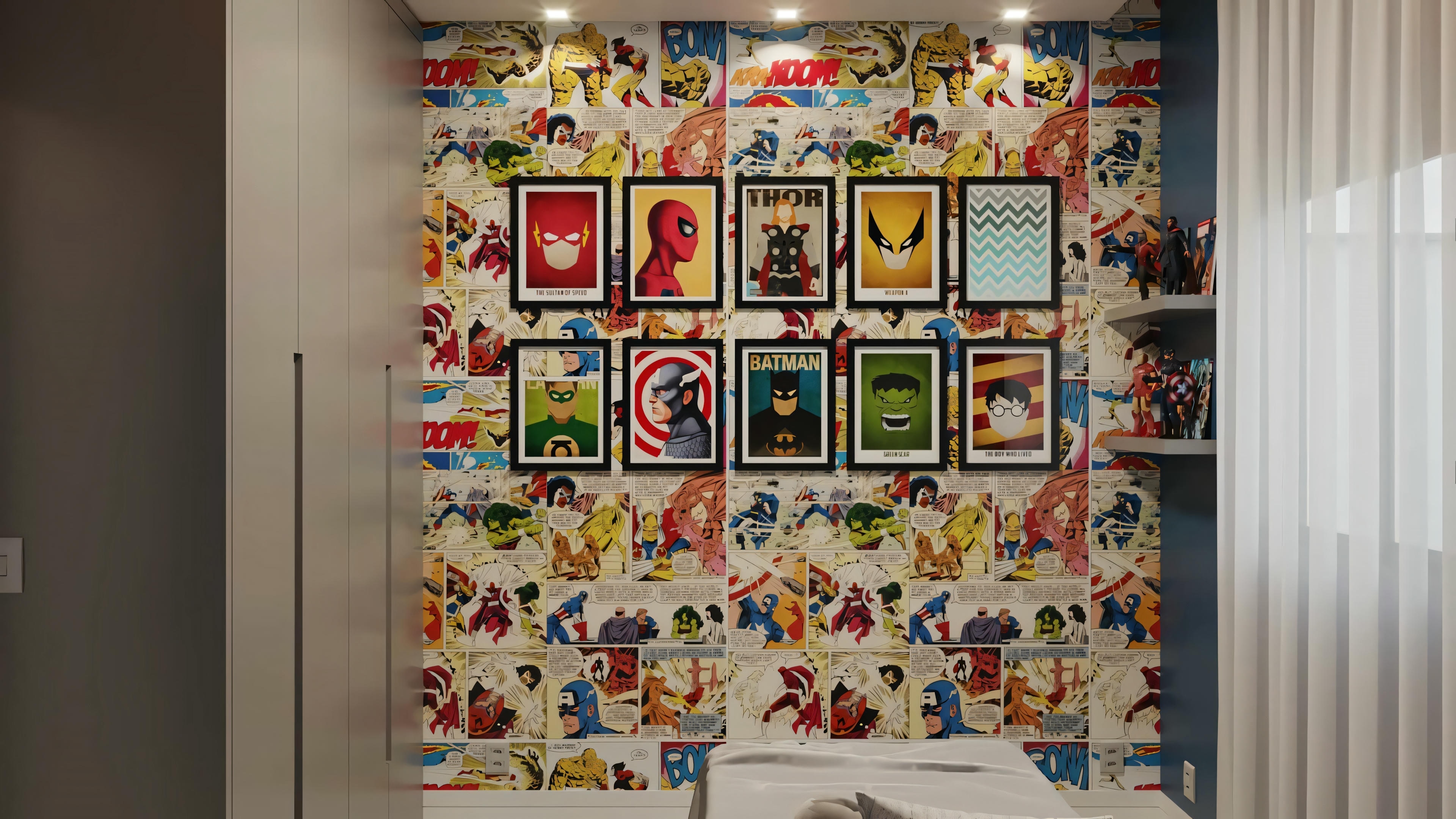 Pared interna decorada con varias obras de arte enmarcadas de diferentes tamaños y colores, creando una vibrante galería de arte.