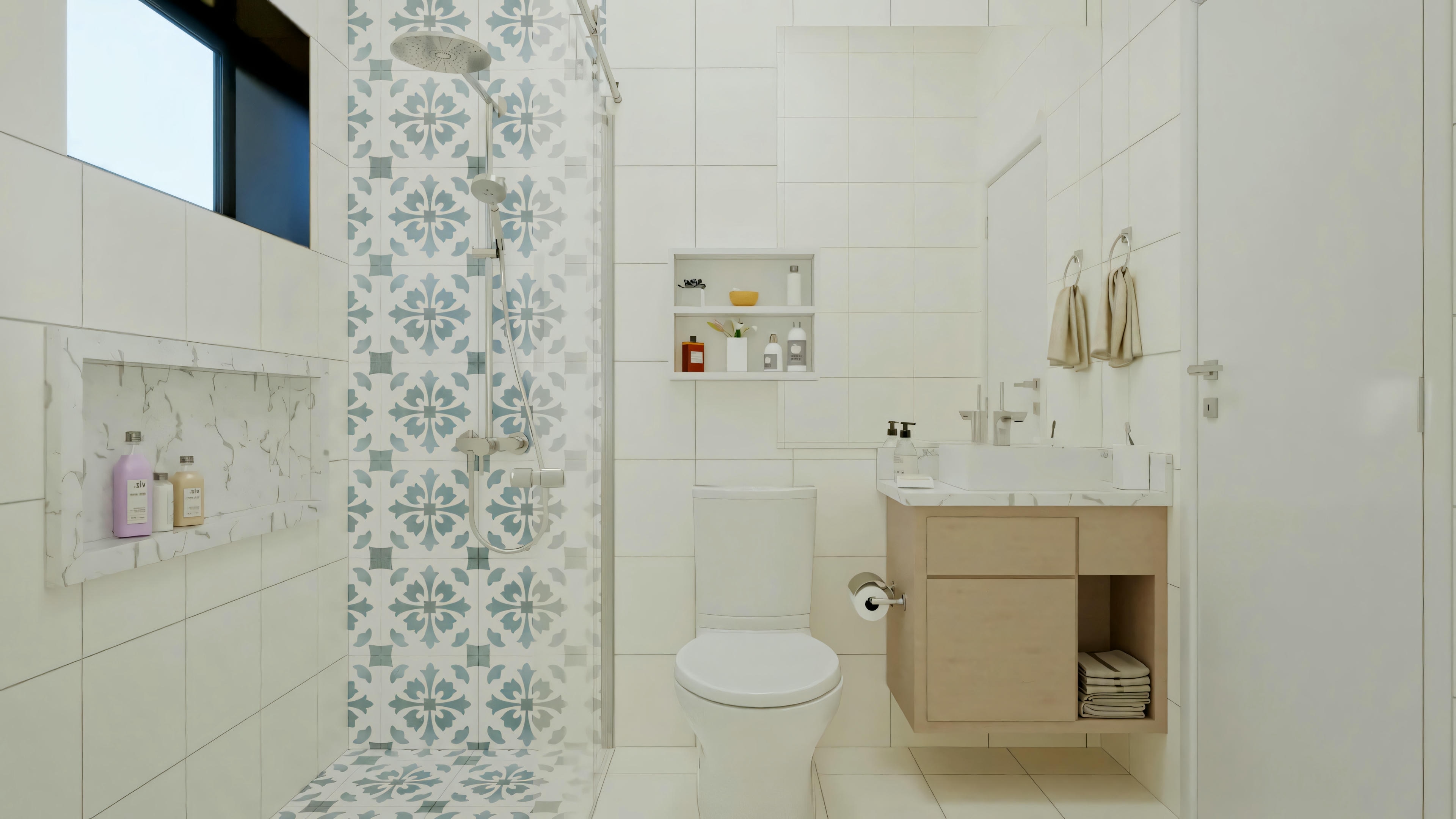 Um banheiro com azulejos brancos, área de chuveiro e detalhes em azulejos decorativos.
