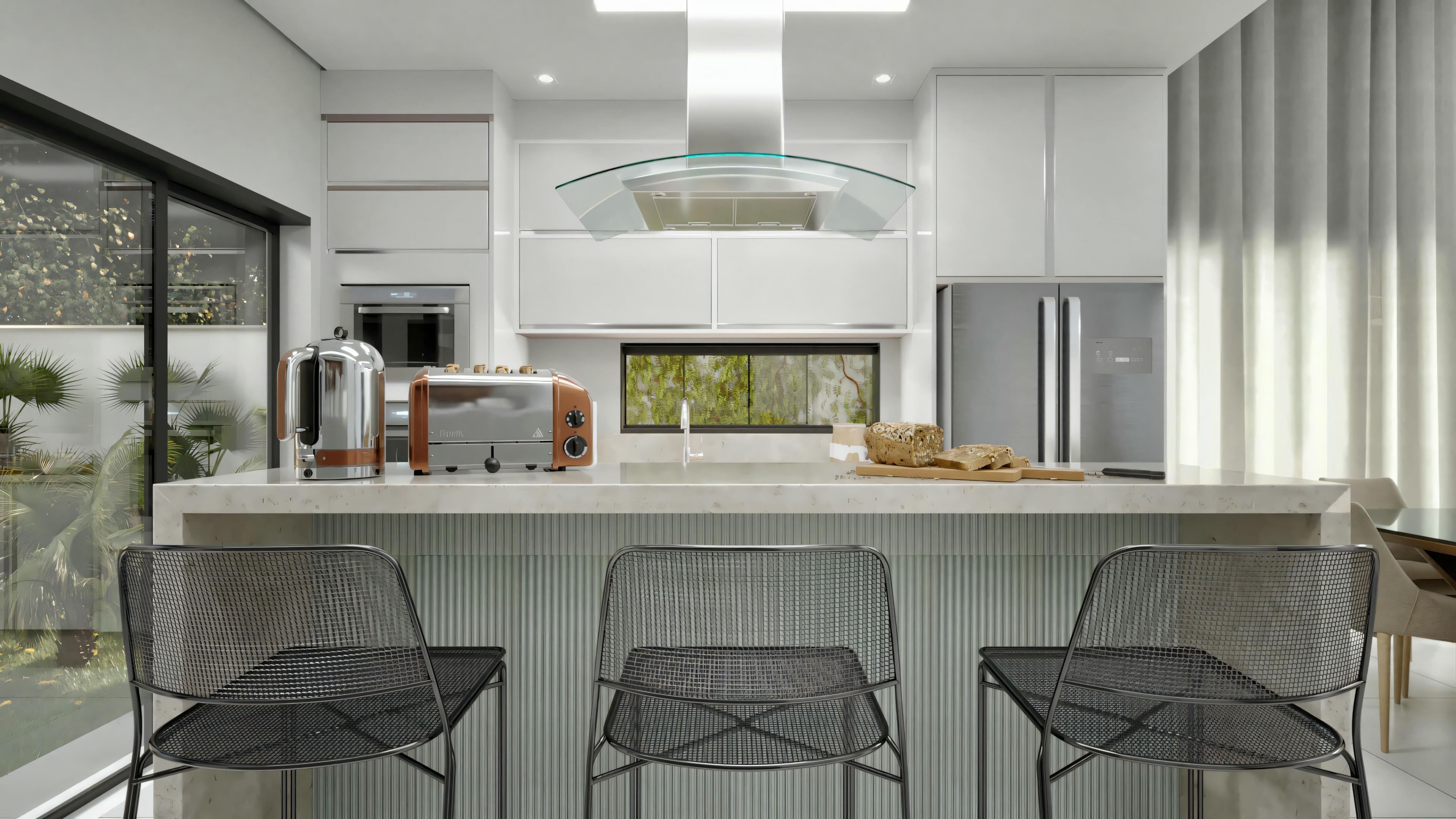Uma cozinha moderna com balcão de bar, quatro cadeiras transparentes e uma fruteira no balcão. A cozinha possui eletrodomésticos contemporâneos e design minimalista.