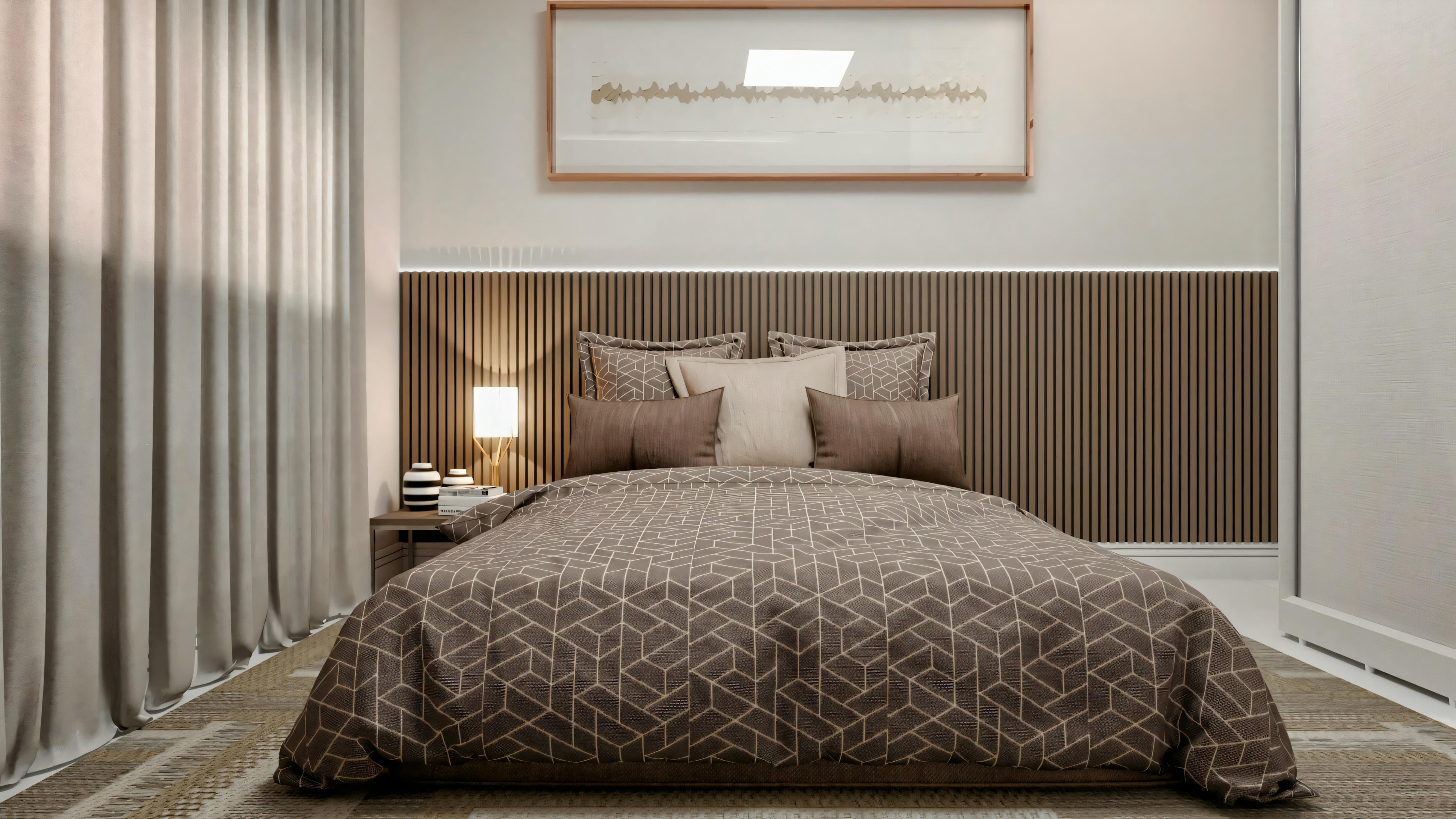 Un dormitorio con cama de colcha clara, mesitas de noche con lámparas y cuadro encima del cabecero.