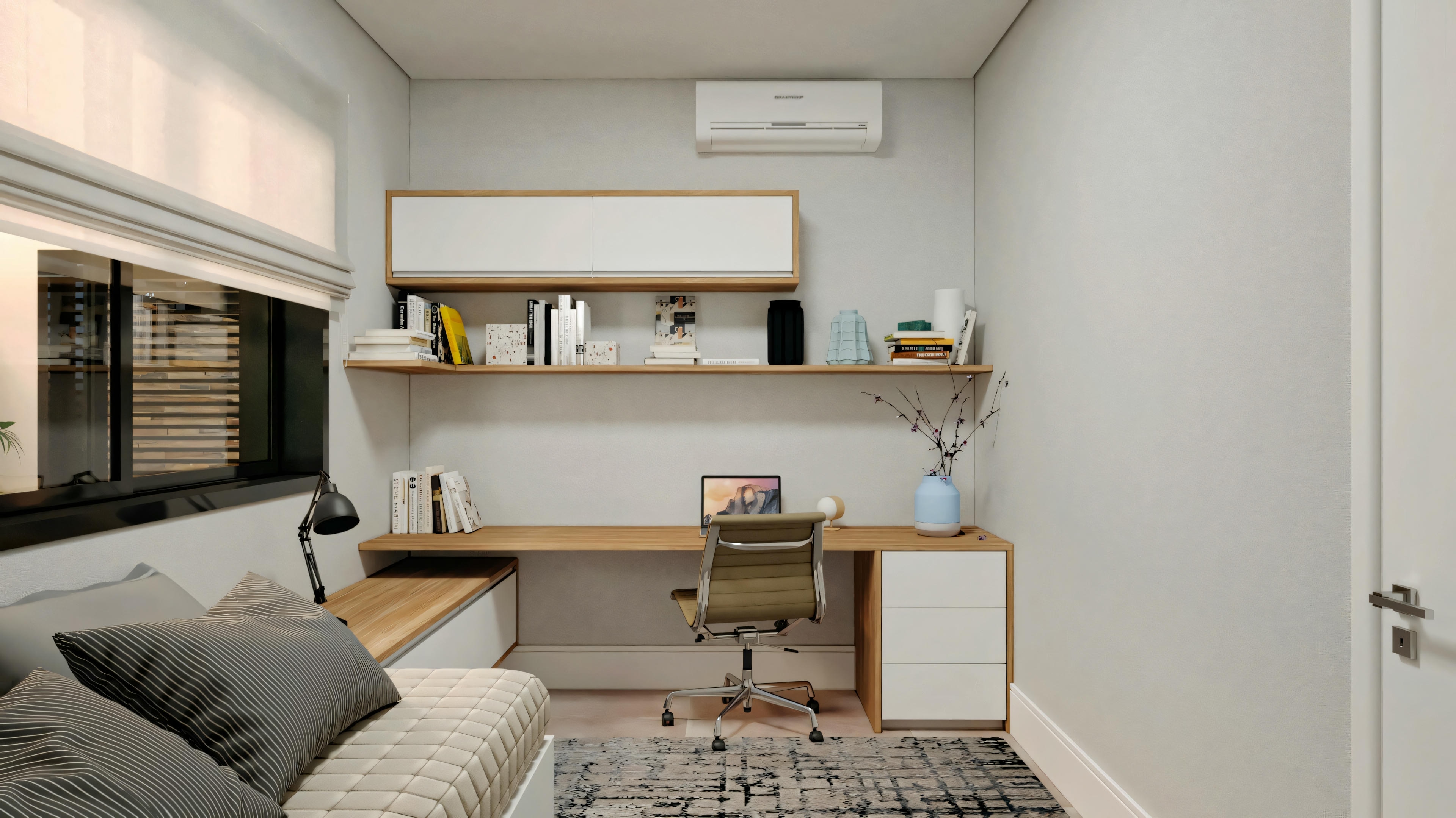 Sala de estar con sofá gris, mesa de centro pequeña y área de cocina al fondo con armarios blancos, fregadero y estanterías flotantes contra un salpicadero de azulejos.