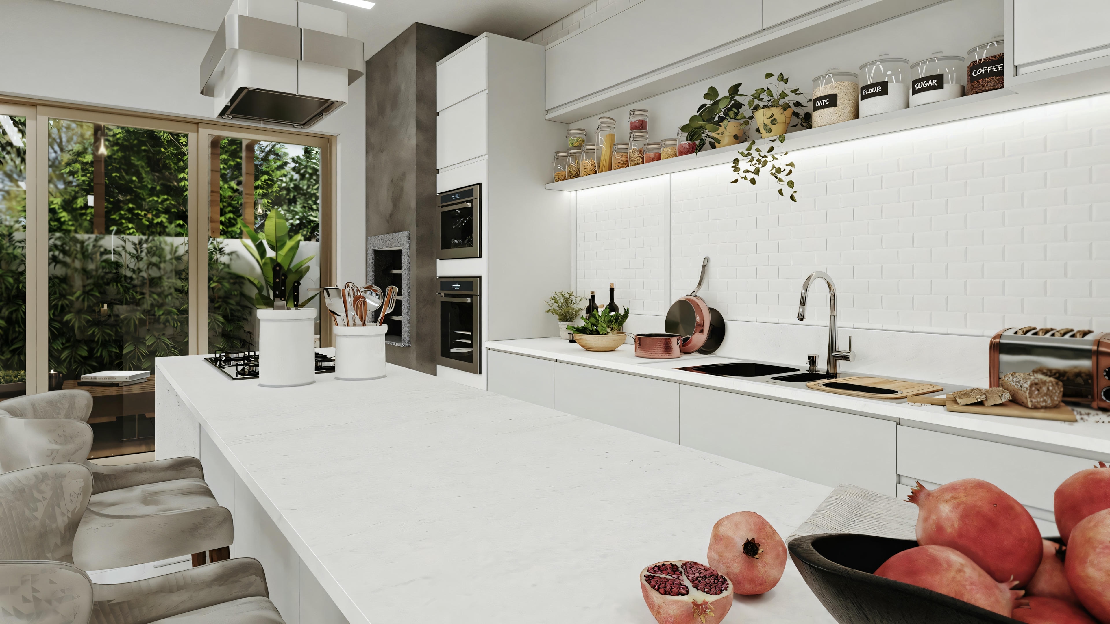 Una cocina con encimeras blancas, taburetes y electrodomésticos de acero inoxidable. Hay objetos decorativos en las encimeras y luminarias colgantes encima de la isla.