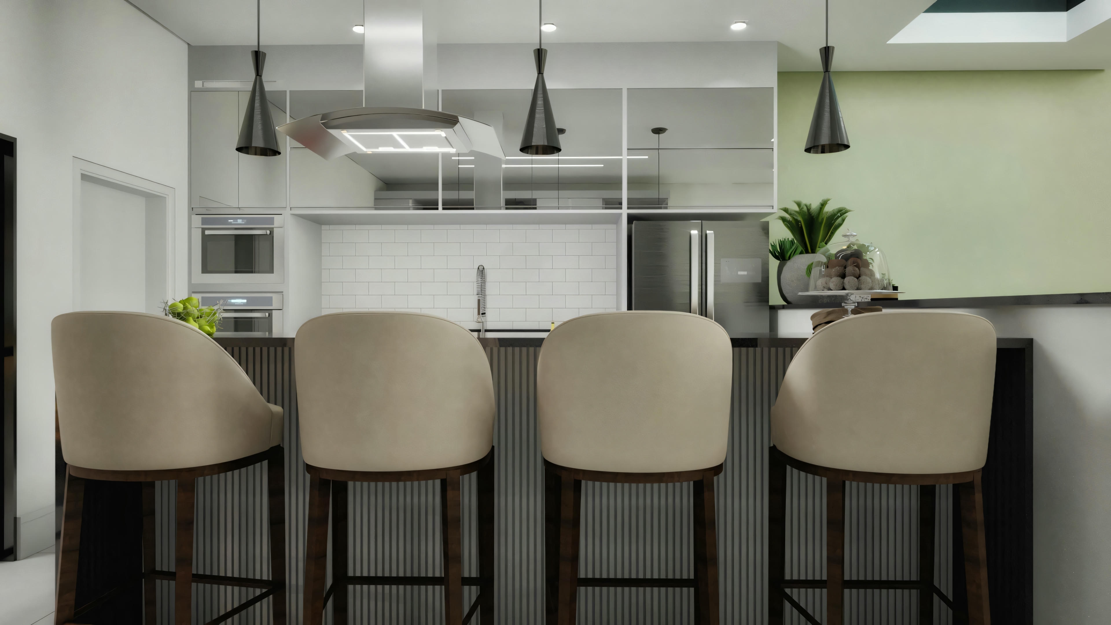 Una cocina con tres taburetes en frente a una barra, luces colgantes y gabinetes de cocina al fondo.