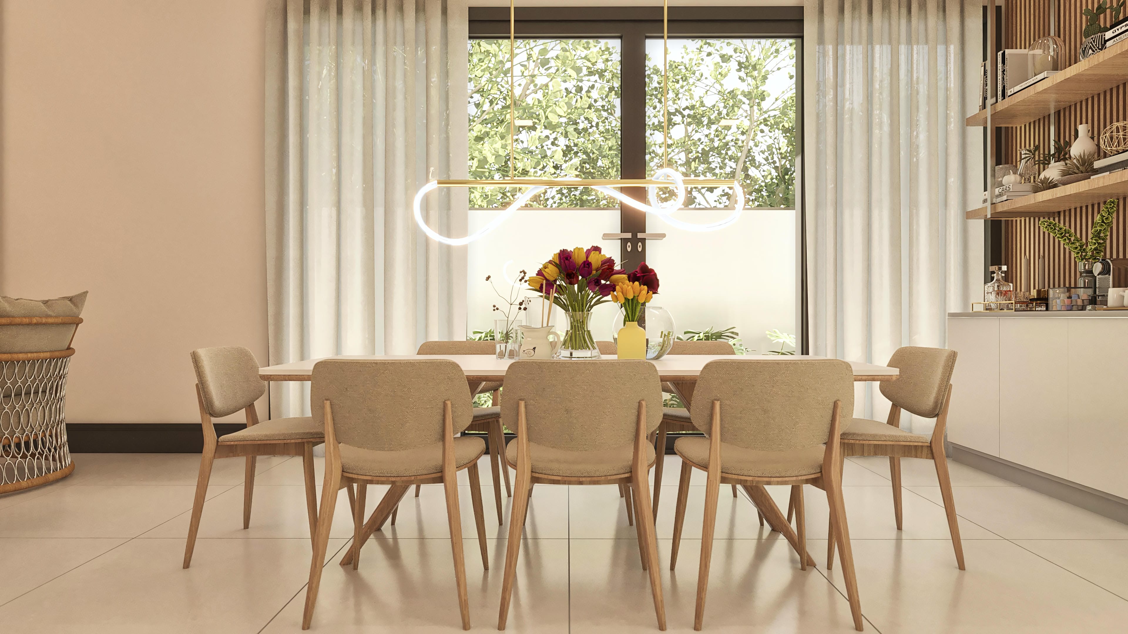 Interior de sala de jantar moderna com mesa de madeira clara e cadeiras estofadas em tons terrosos. Janelas amplas com cortinas fluidas e vista para vegetação exuberante. Luminária pendente dourada com design contemporâneo.