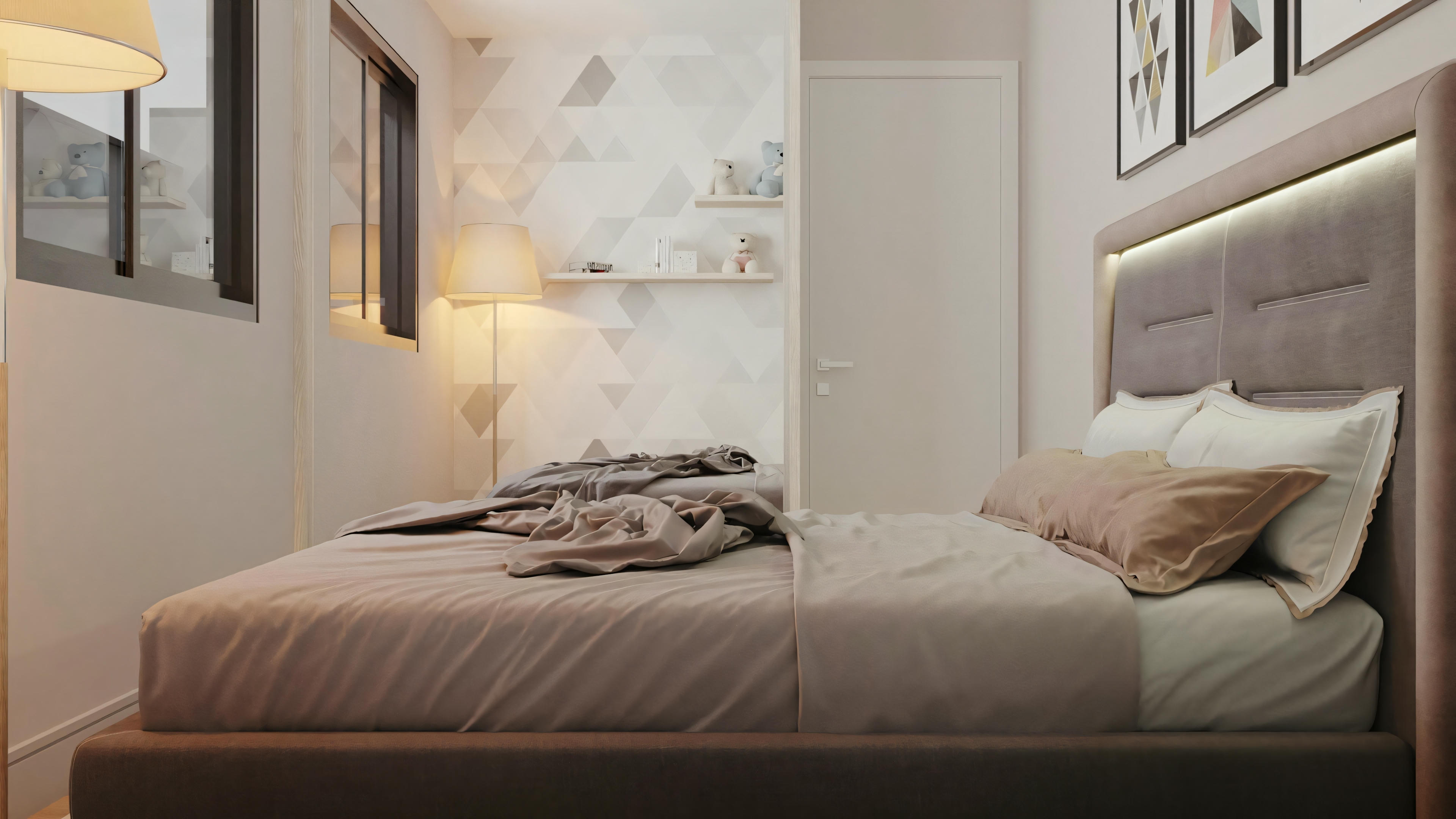 Dormitorio moderno con cama de ropa de cama blanca, luminarias de pared y arte enmarcado encima de la cama.