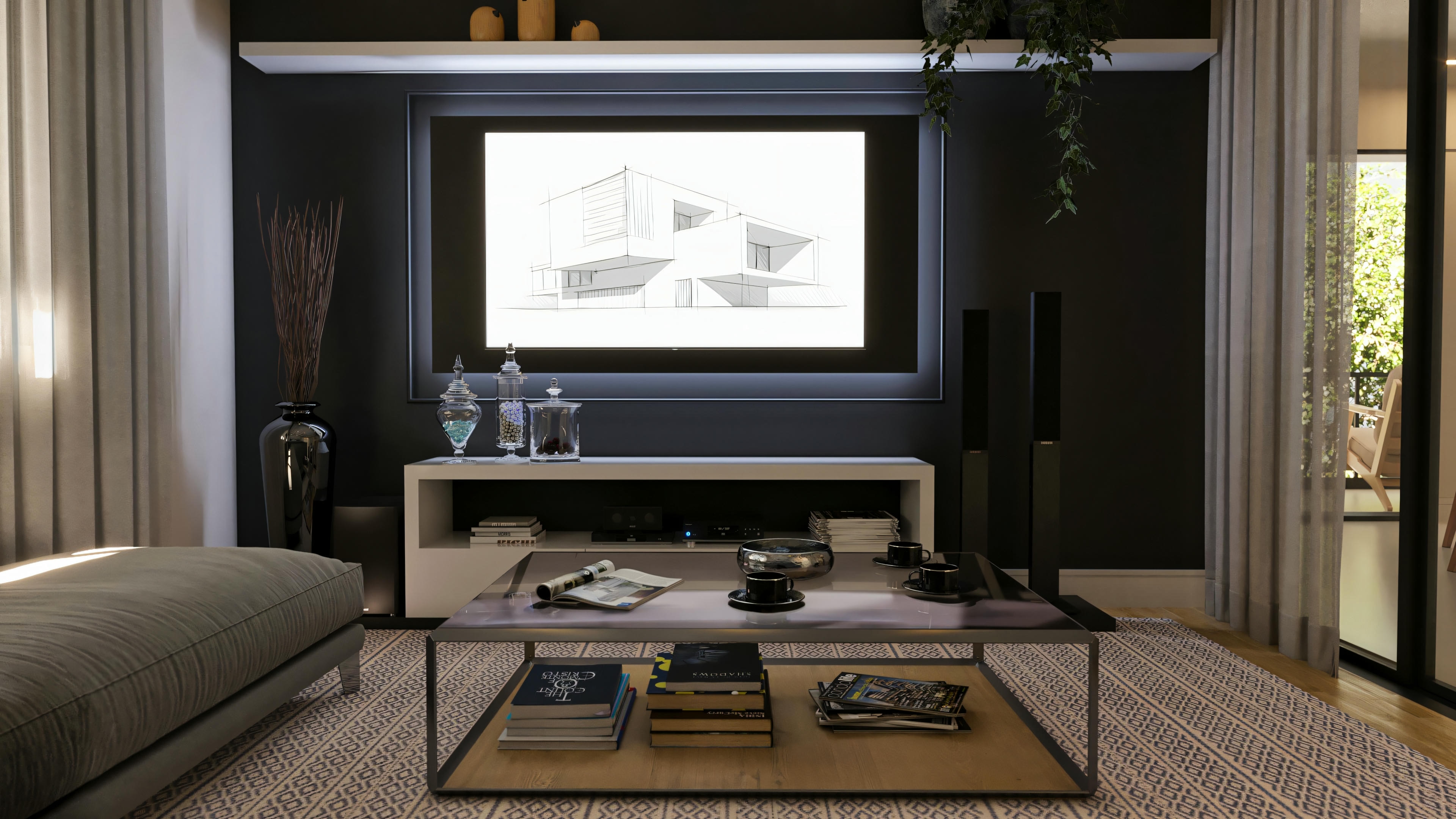 Home theater aconchegante em projeto de casa moderna com 394.84m², 4 suítes e piscina. Sala com grande tela de projeção iluminada exibindo um croqui arquitetônico da própria residência, rack baixo na cor branca, mesa de centro com estrutura metálica e tampos em madeira, sofá confortável, caixas de som tipo torre, paredes em tom escuro, cortinas e tapete com grafismos. Prateleira superior com iluminação e objetos decorativos.