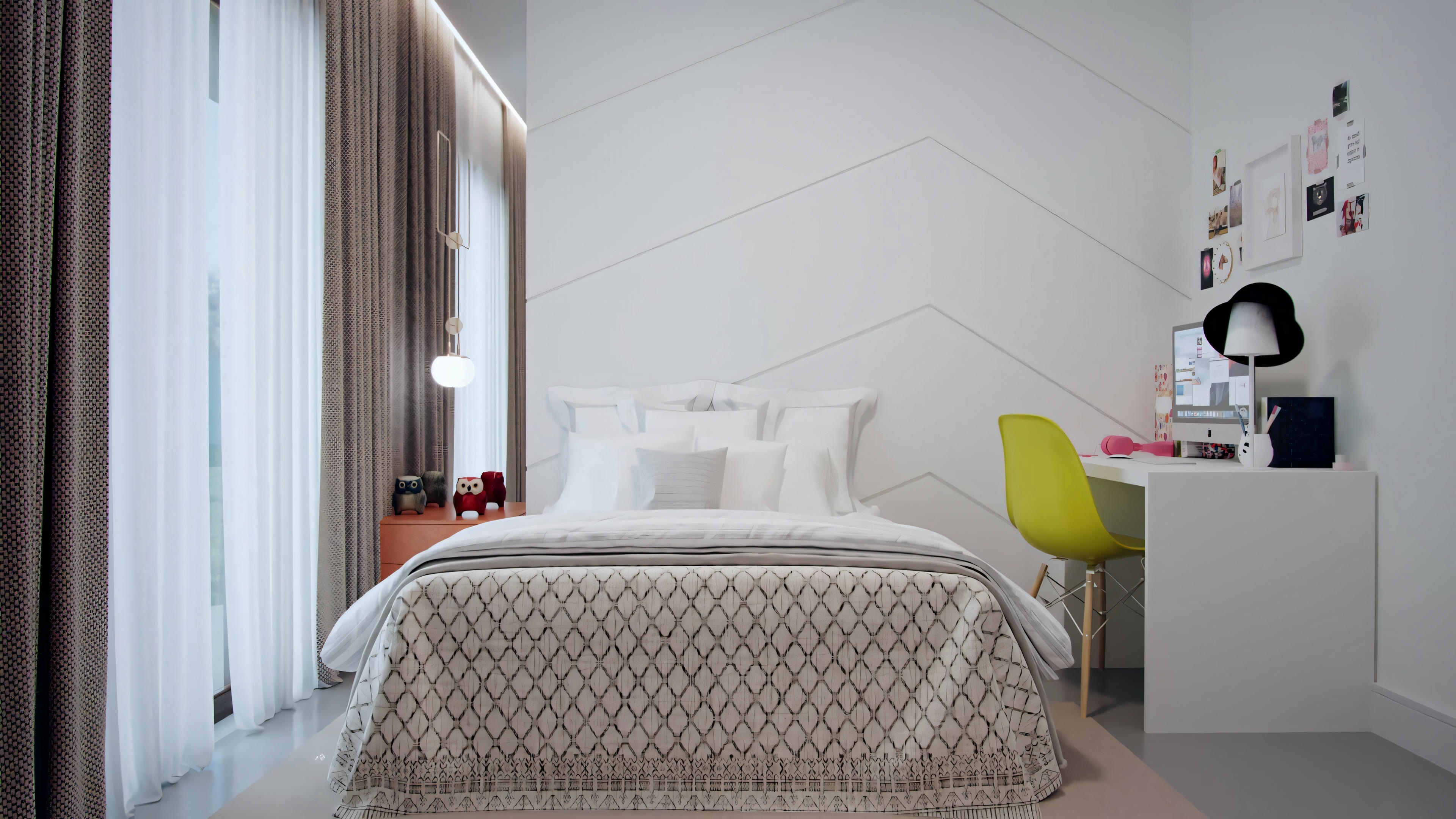 Um quarto com teto inclinado, cama arrumada com roupa de cama estampada, espelho na parede à esquerda e cadeira com assento rosa à direita.