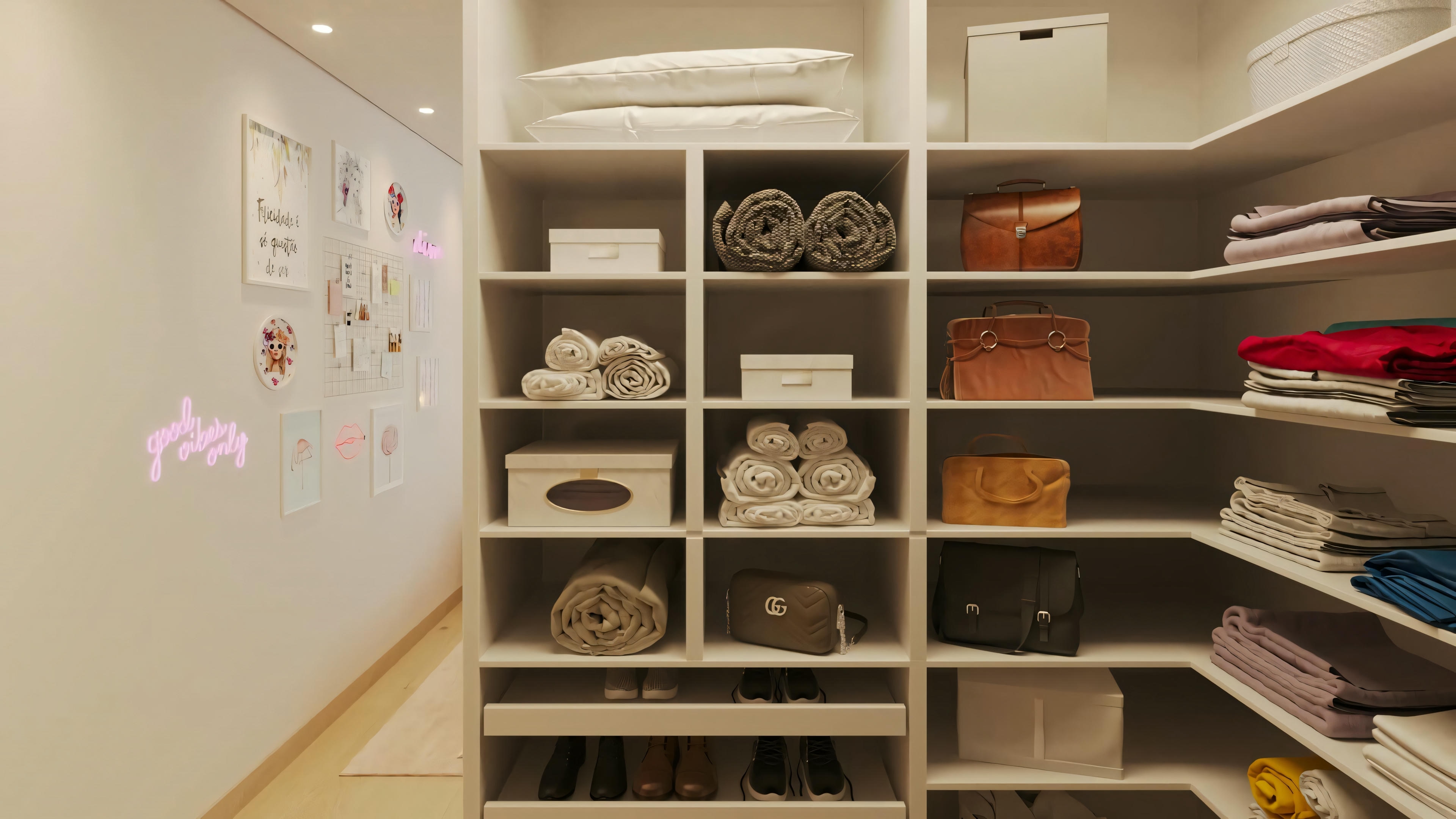 Closet com armários abertos em projeto pronto de casa térrea com 5 suítes. Marcenaria clara com nichos e prateleiras para organização de vestuário, acessórios e roupas de cama.