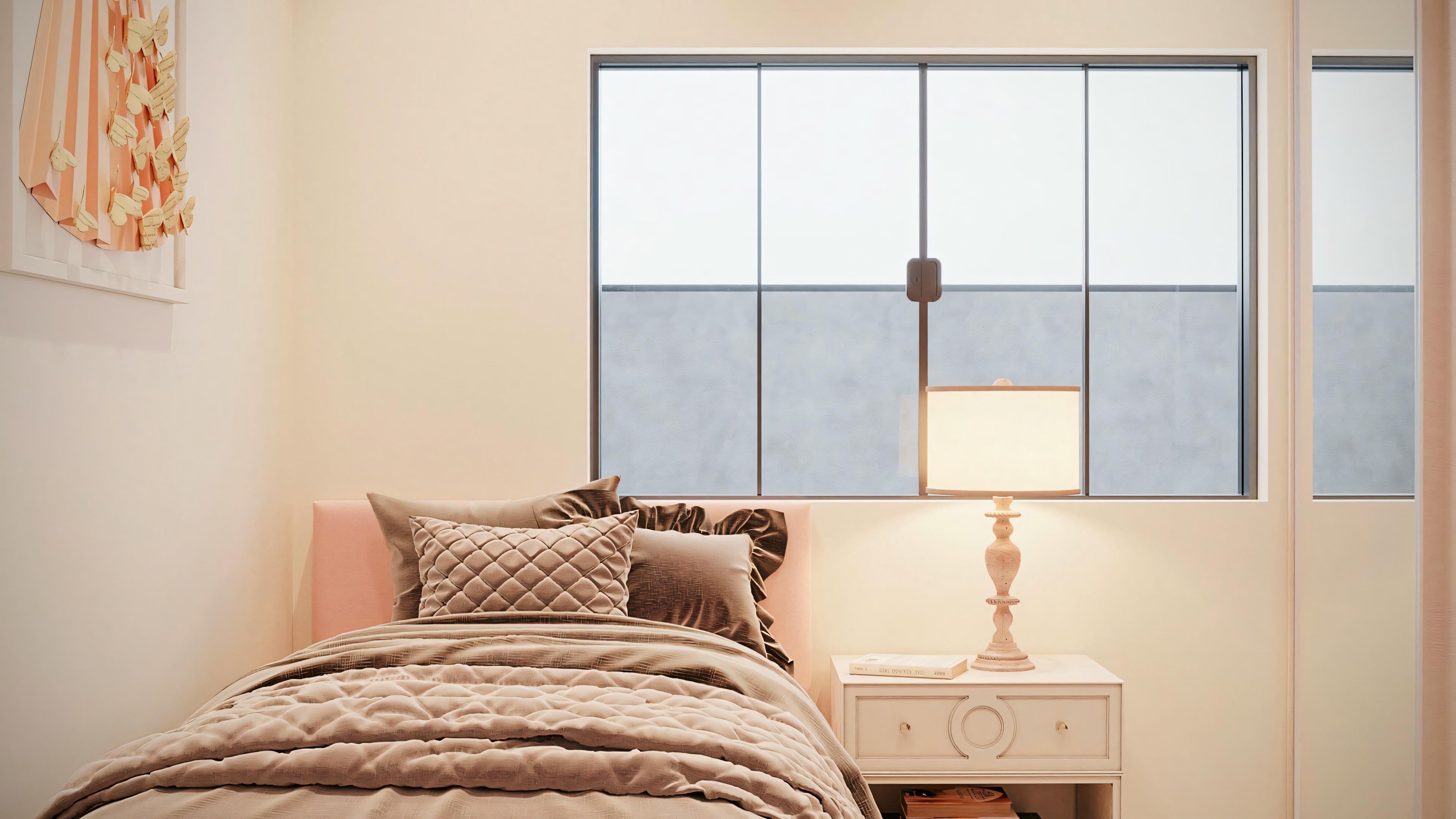 Um quarto com uma cama ao lado da janela.