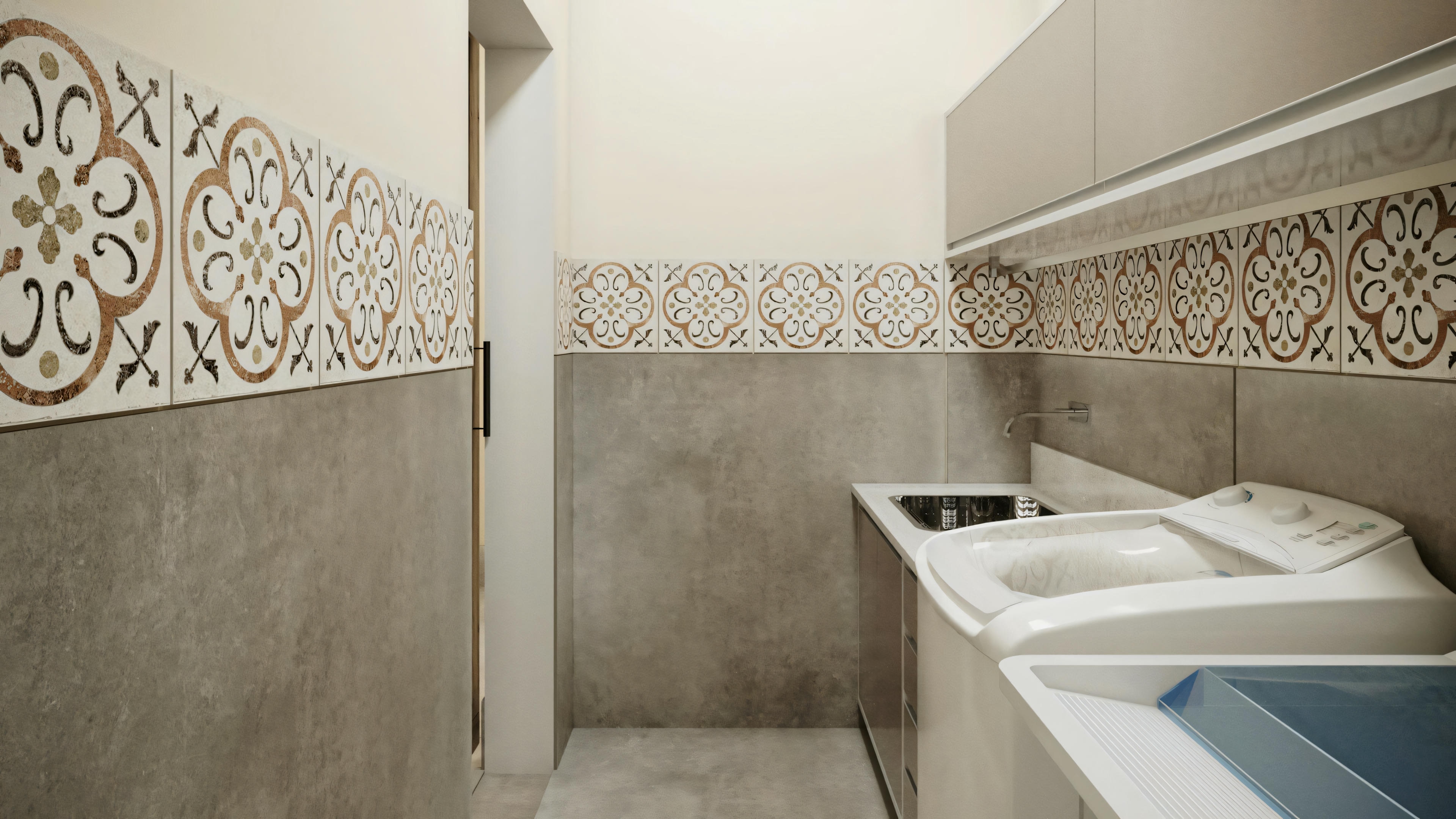 Lavanderia com máquina de lavar à direita e pia ao lado, com paredes parcialmente cobertas por azulejos decorativos.