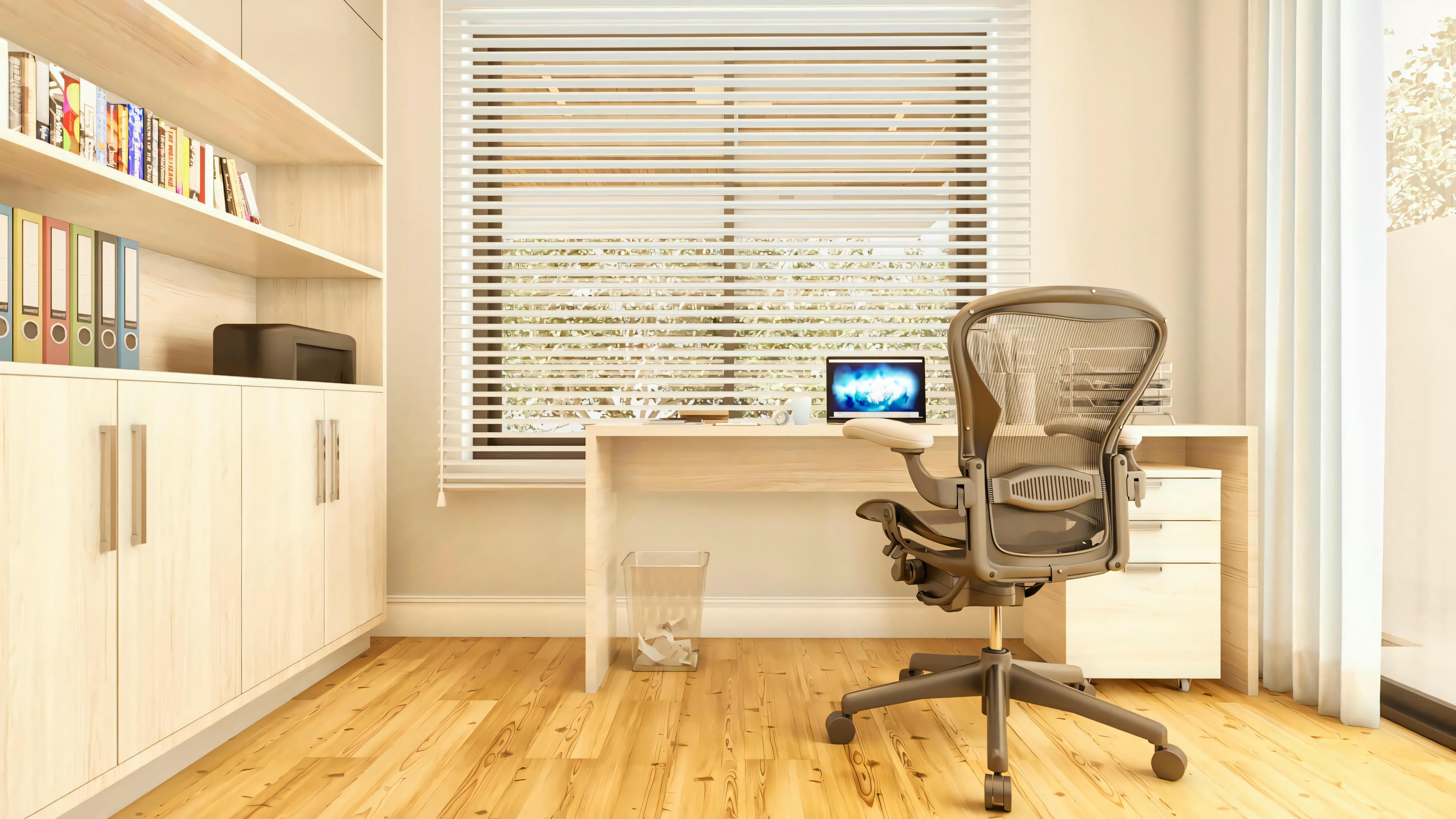 Oficina home office en casa de dos pisos moderna de 330m², con encimera de trabajo, silla ergonómica, estantería planeada para libros y documentos, y ventana con persiana.