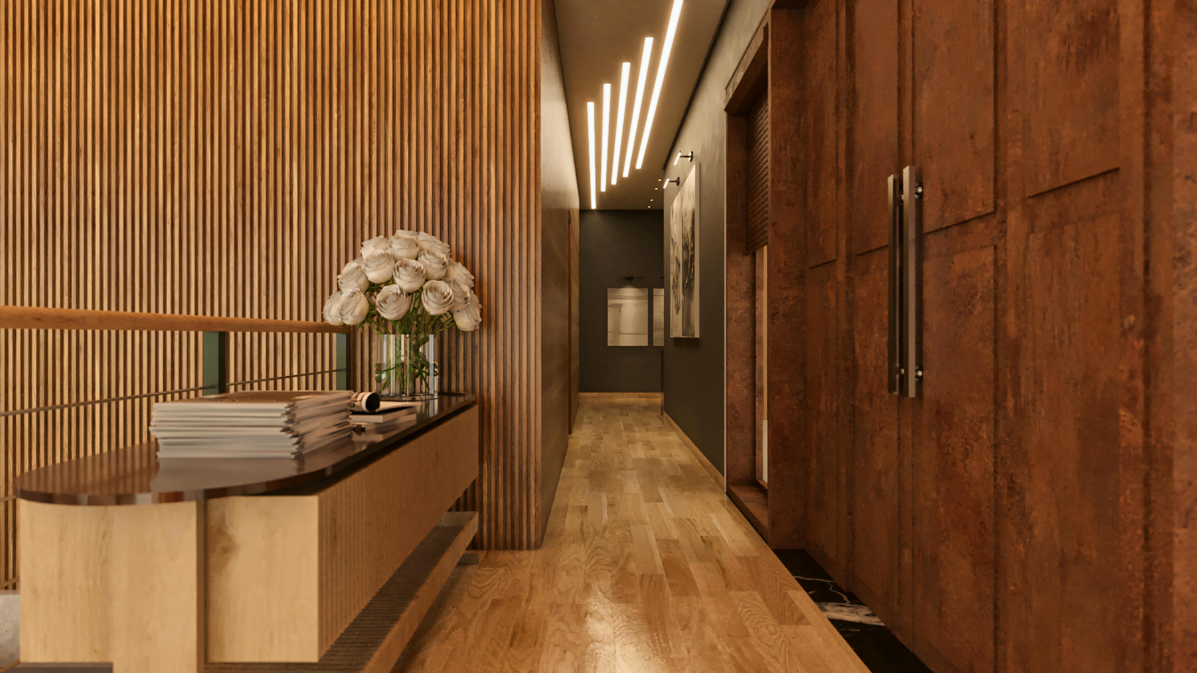 Corredor de luxo em casa com 4 suítes, apresentando parede em painel de madeira ripada, aparador de design em madeira com tampo escuro e decoração, piso de madeira, portas altas com revestimento em painéis estilo aço corten e puxadores verticais, e iluminação linear de LED embutida no teto.