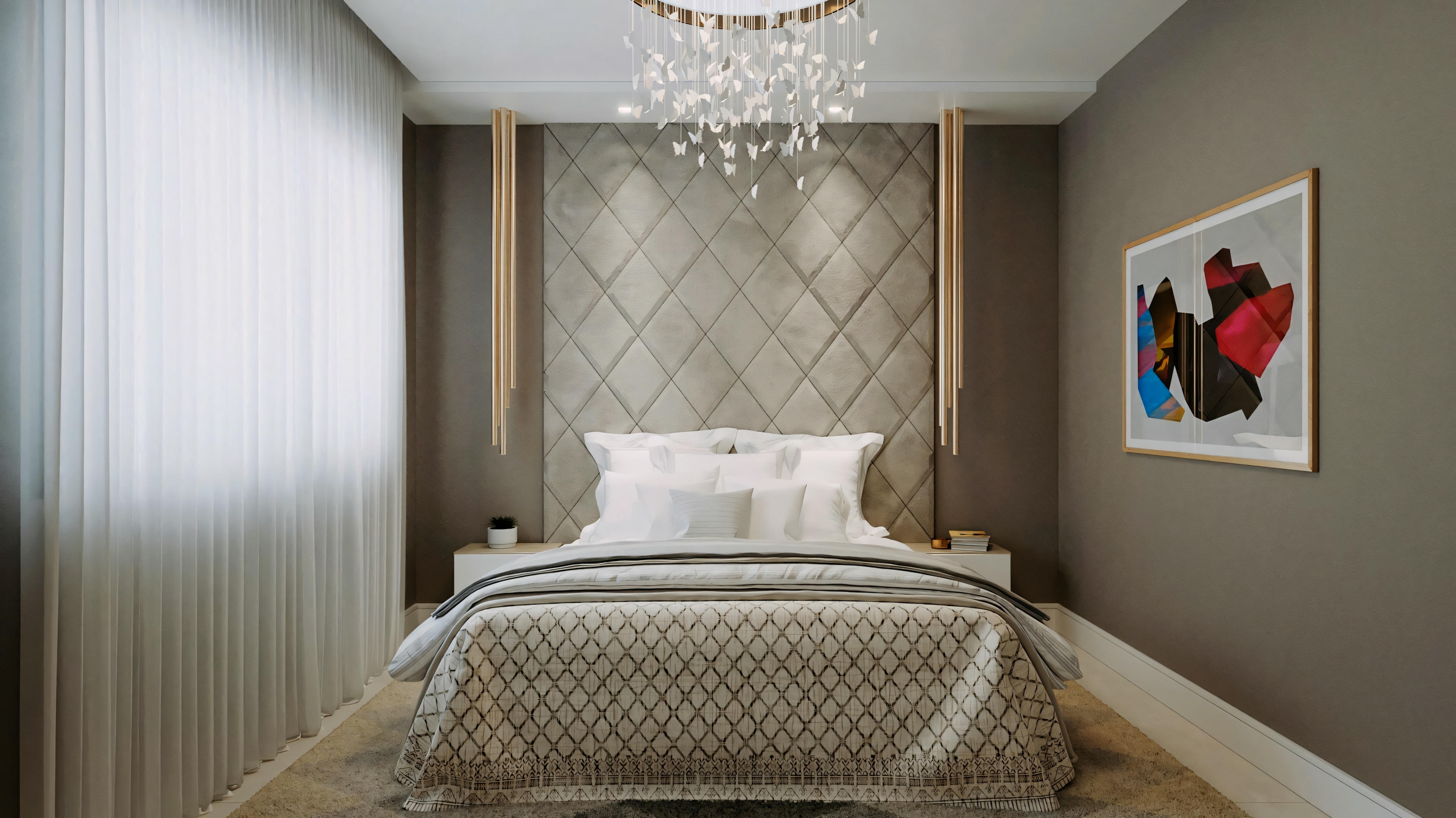 Un dormitorio con cama de colcha estampada, dos almohadas y lámpara colgante.