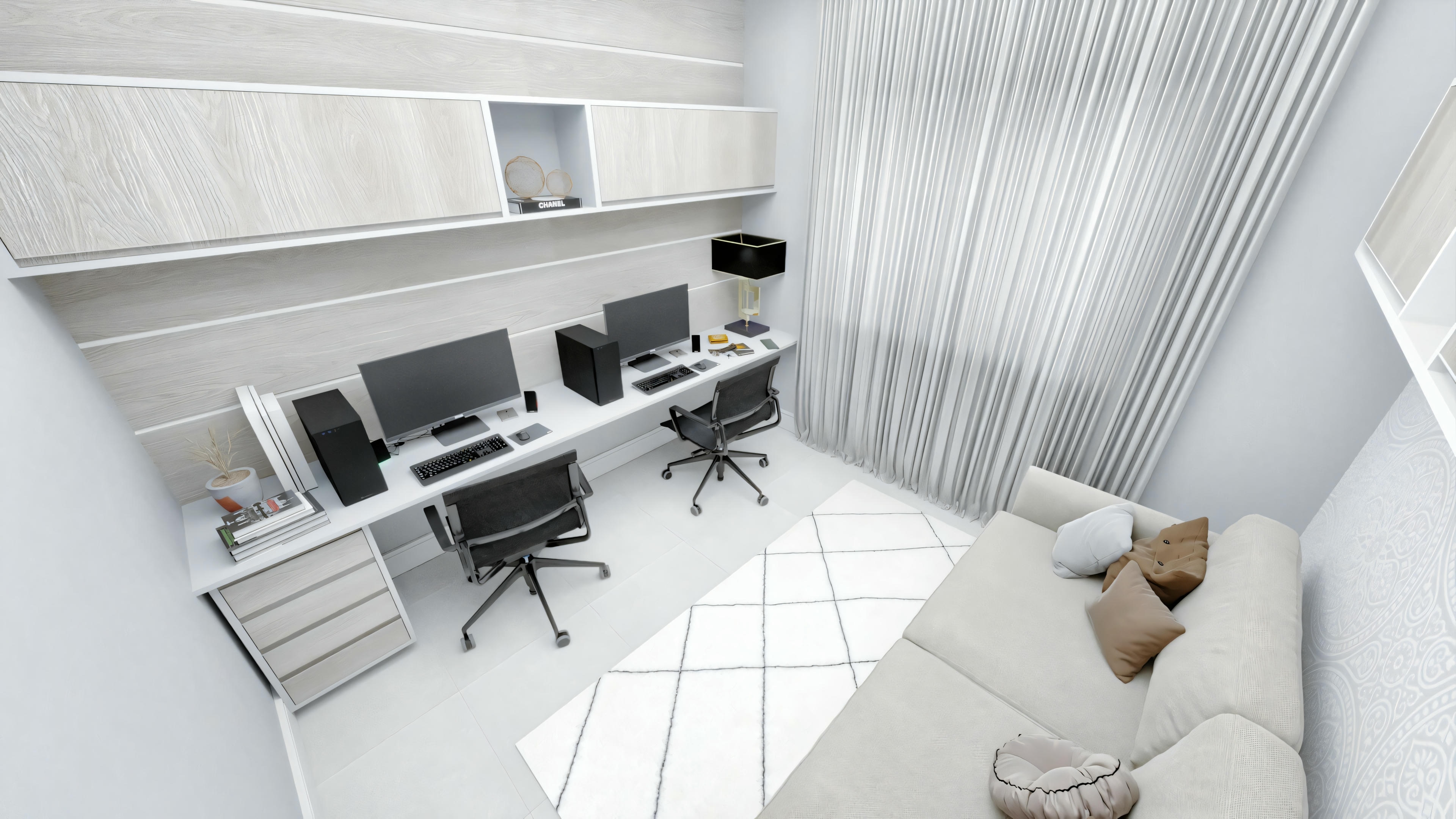 Espaço de escritório com esquema de cores branco, duas mesas com computadores de mesa e cadeiras, prateleiras com itens diversos e uma grande janela com cortinas transparentes.