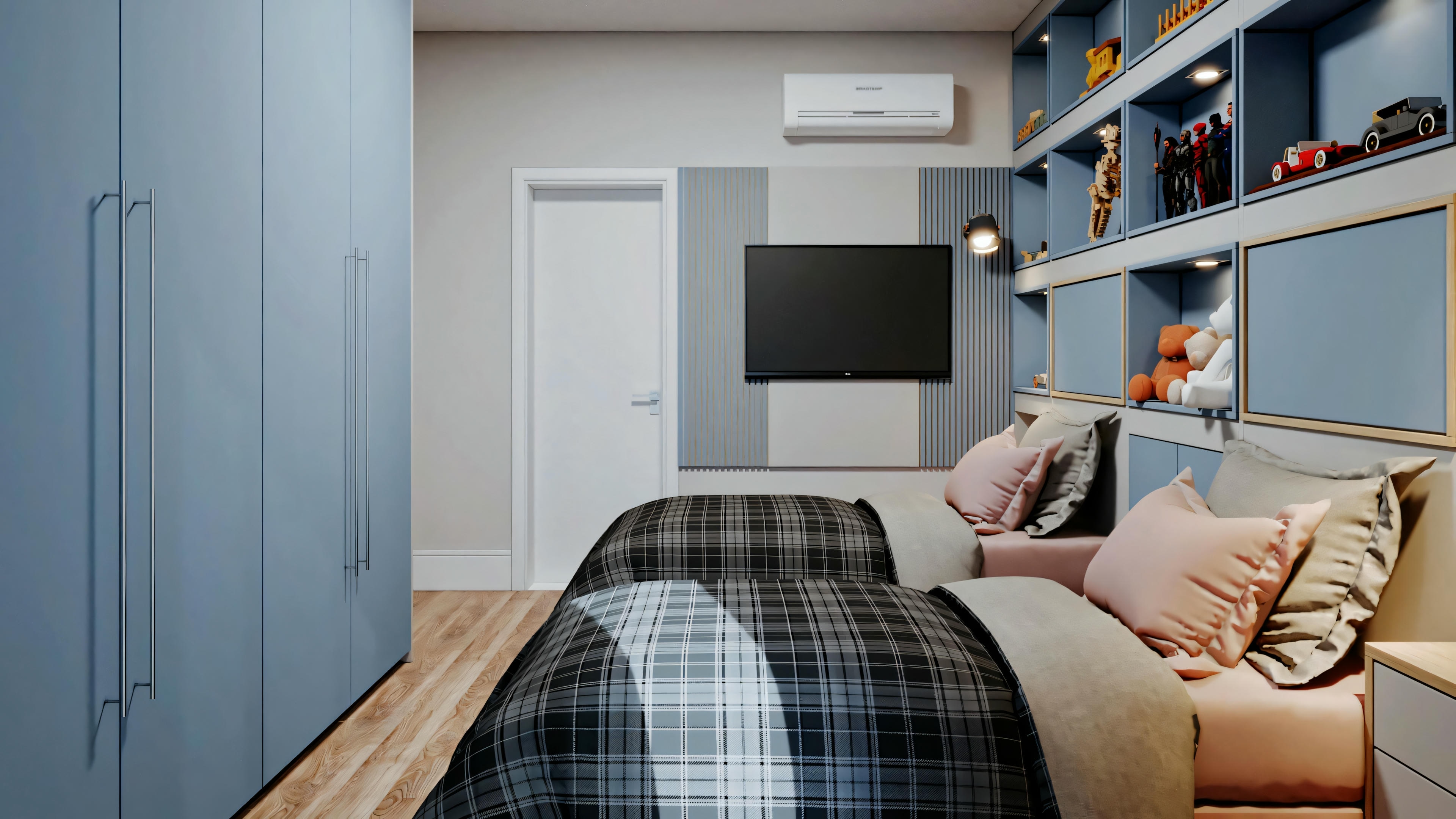 Quarto moderno com cama arrumada, travesseiros e colcha xadrez. Há uma TV de tela plana montada na parede oposta à cama e prateleiras acima com itens decorativos.