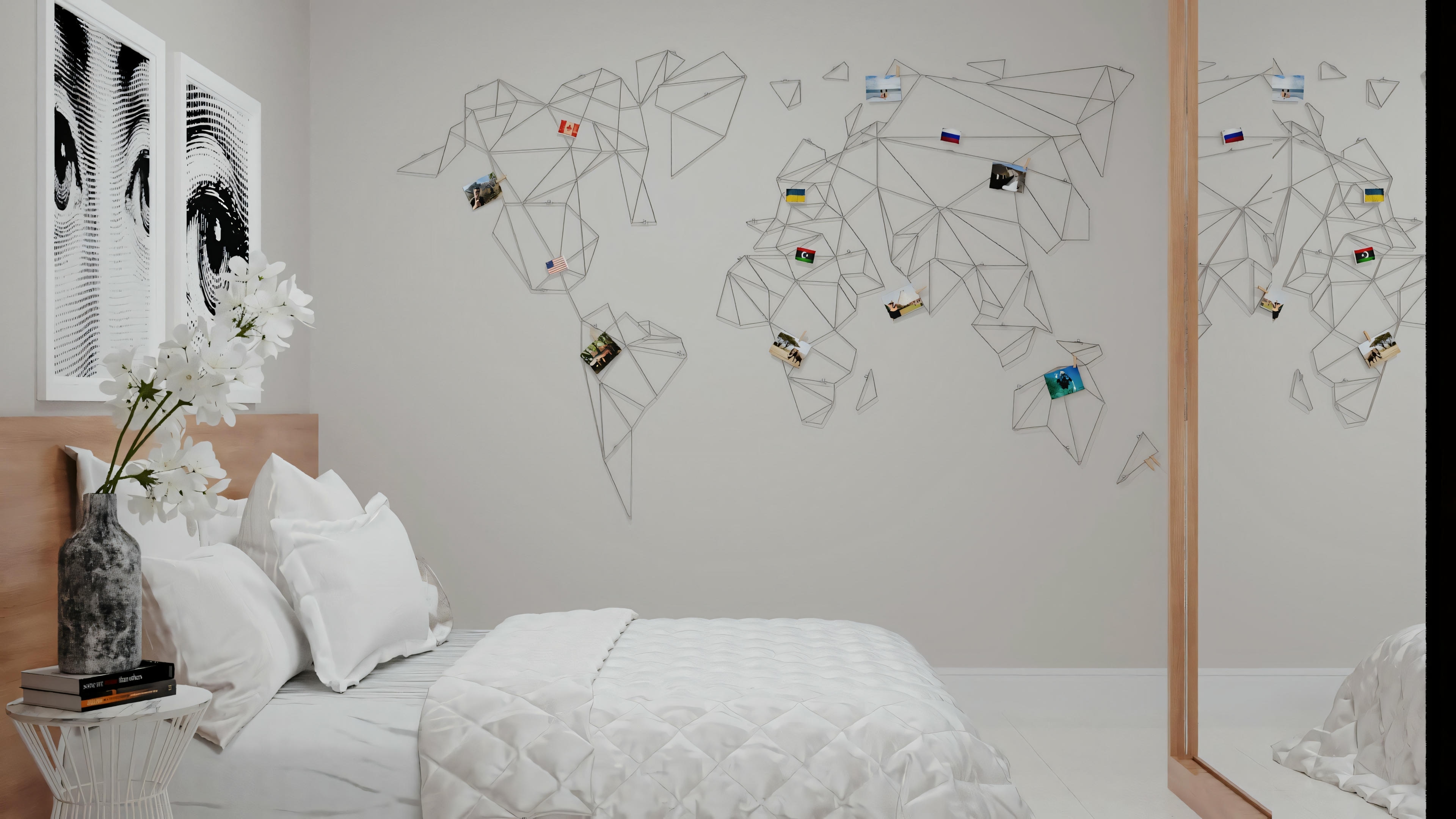Um quarto com cama de roupa de cama branca, parede decorada com um pendente artístico de galhos e folhas, possivelmente de metal.
