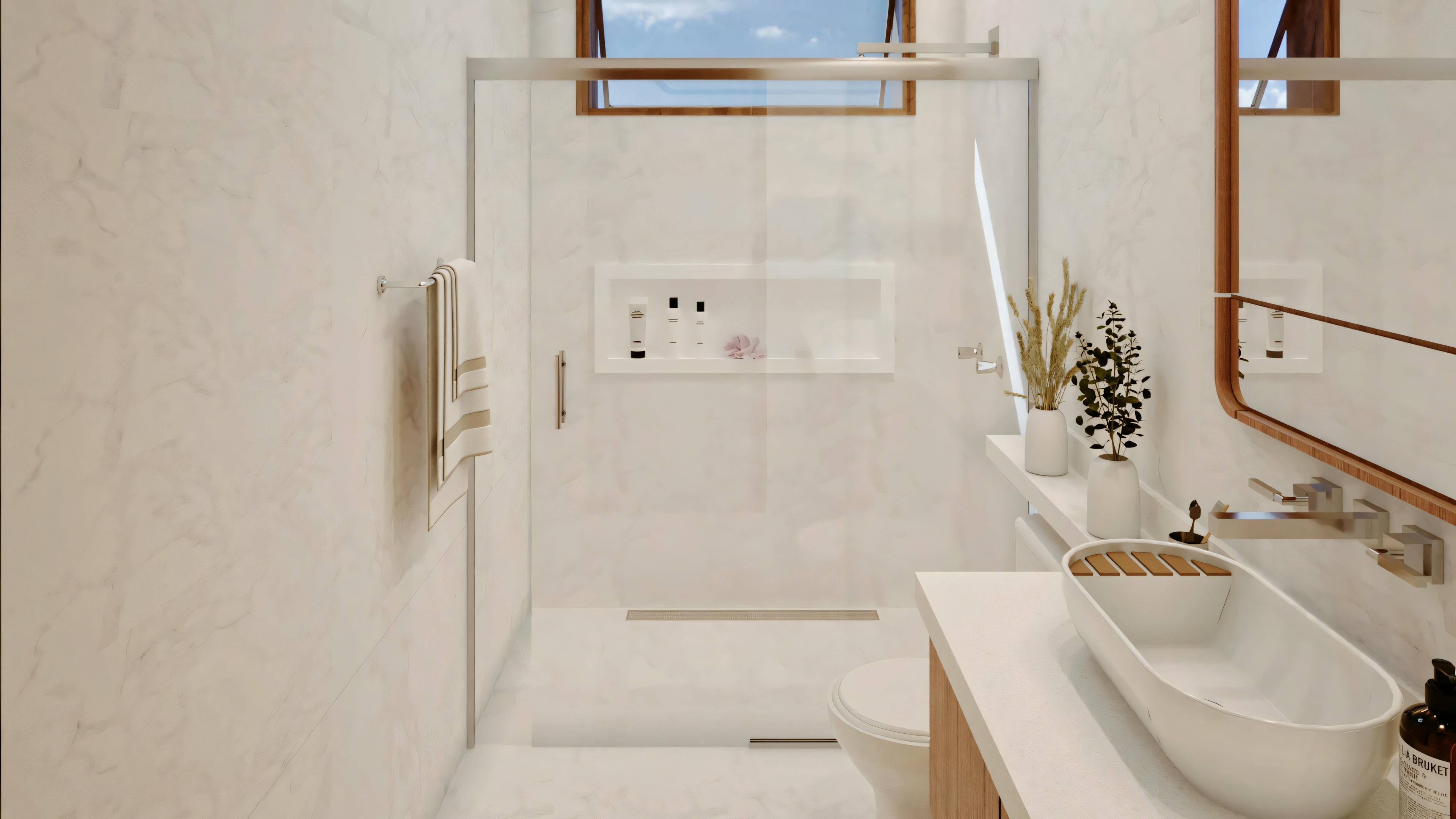 Un baño con azulejos beige, bañera, mampara de vidrio, lavabo con espejo y una planta decorativa.