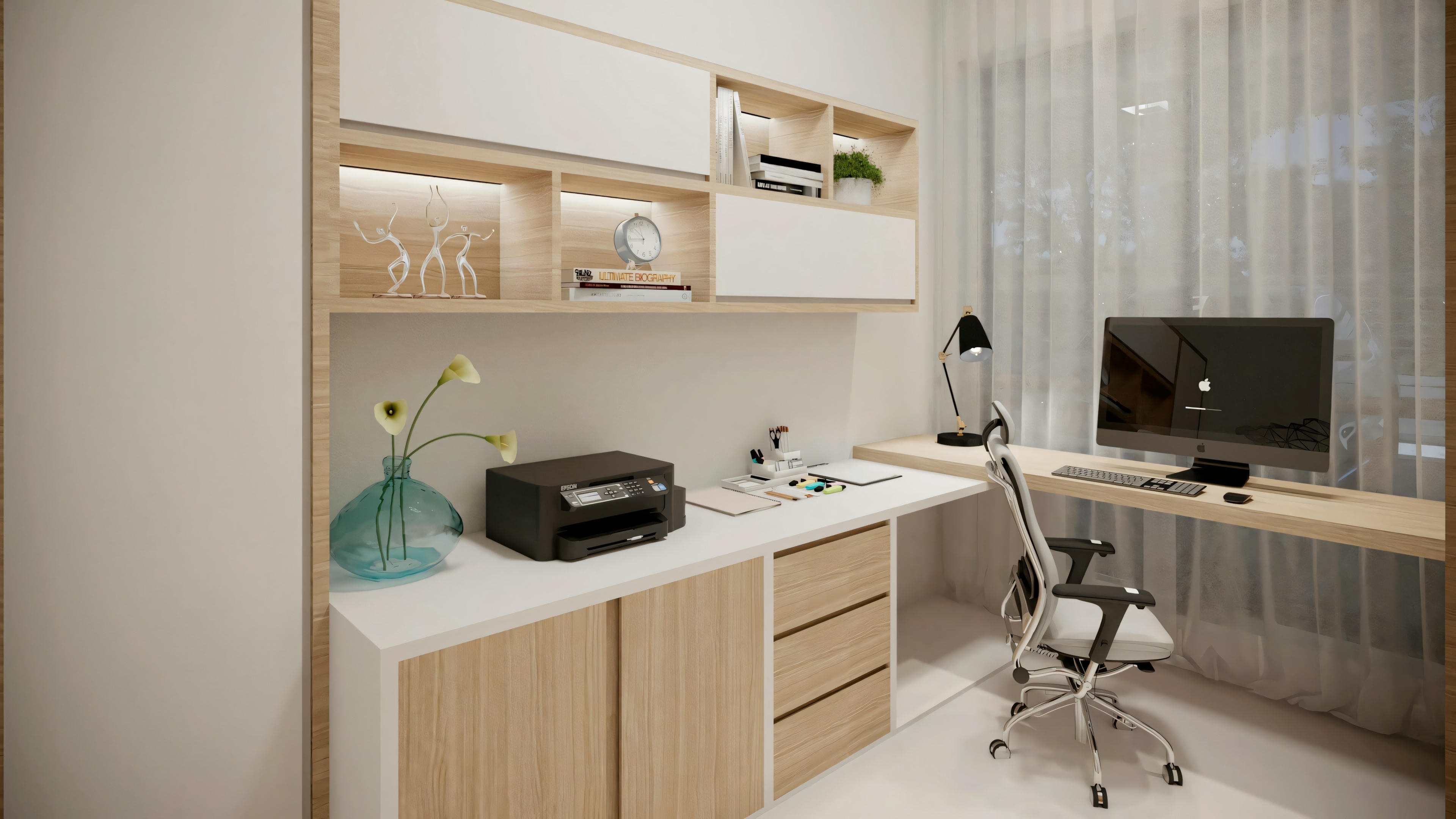 Una oficina en casa con escritorio, monitor de ordenador, teclado, ratón, silla de oficina y diversos accesorios de escritorio, incluyendo artículos de papelería y plantas decorativas.