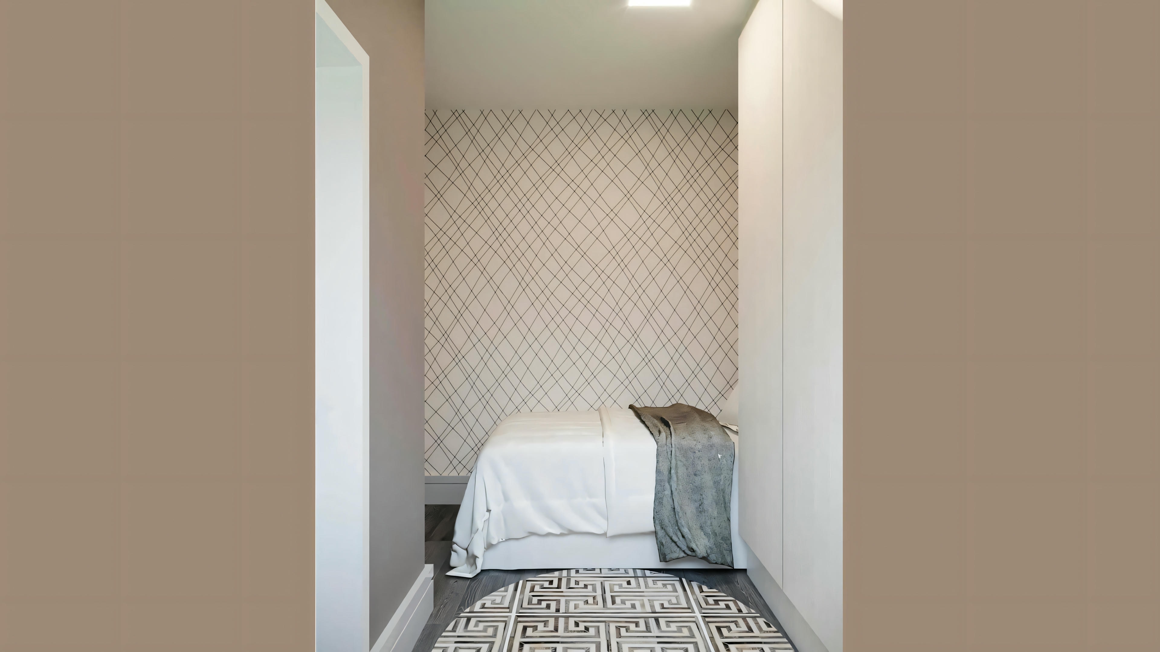 Um quarto com uma cama e papel de parede estampado.