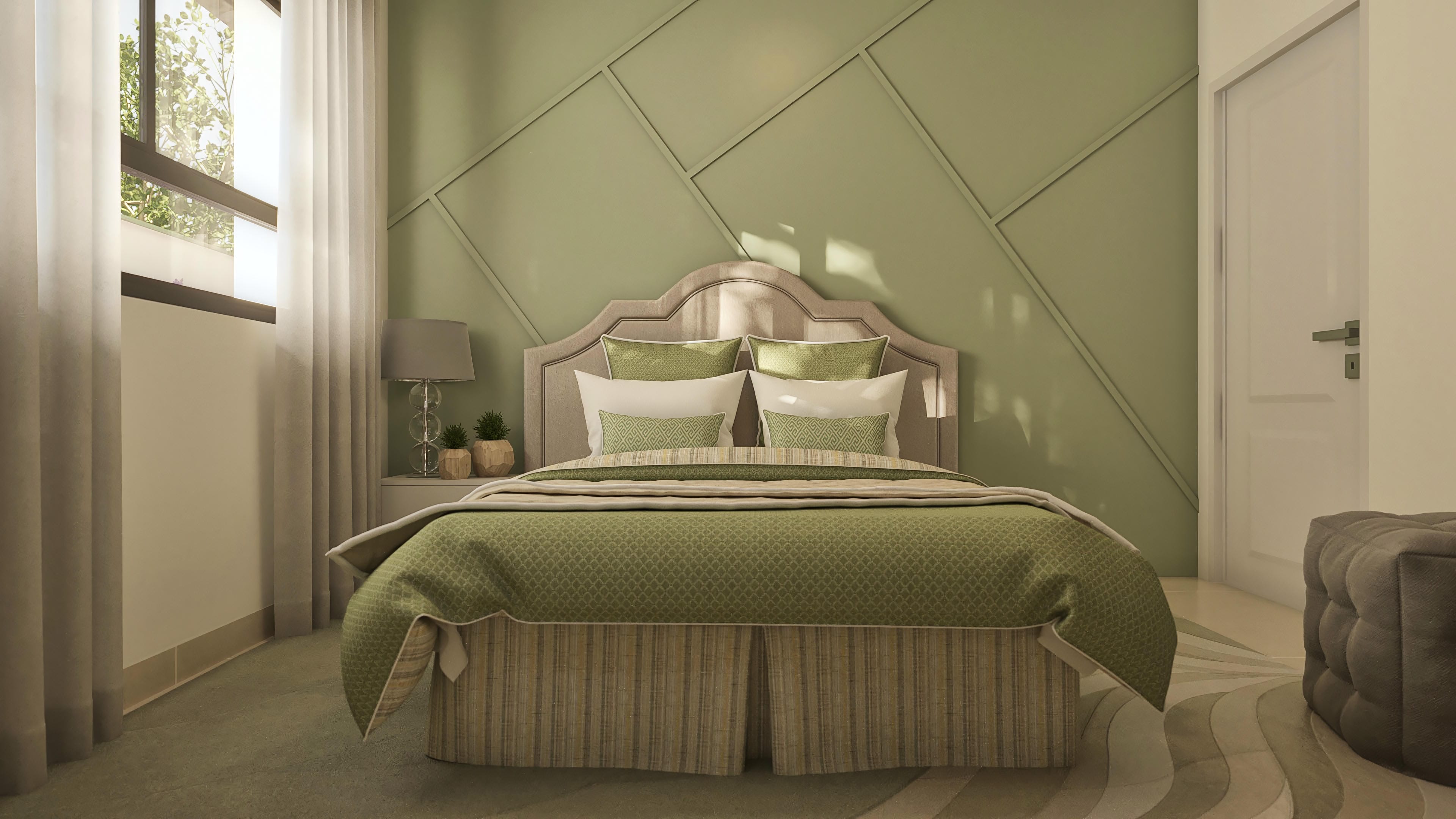 Interior de suite con cama cómoda, paredes verdes con detalles geométricos y ventana con cortina translúcida. Piezas decorativas e iluminación suave.