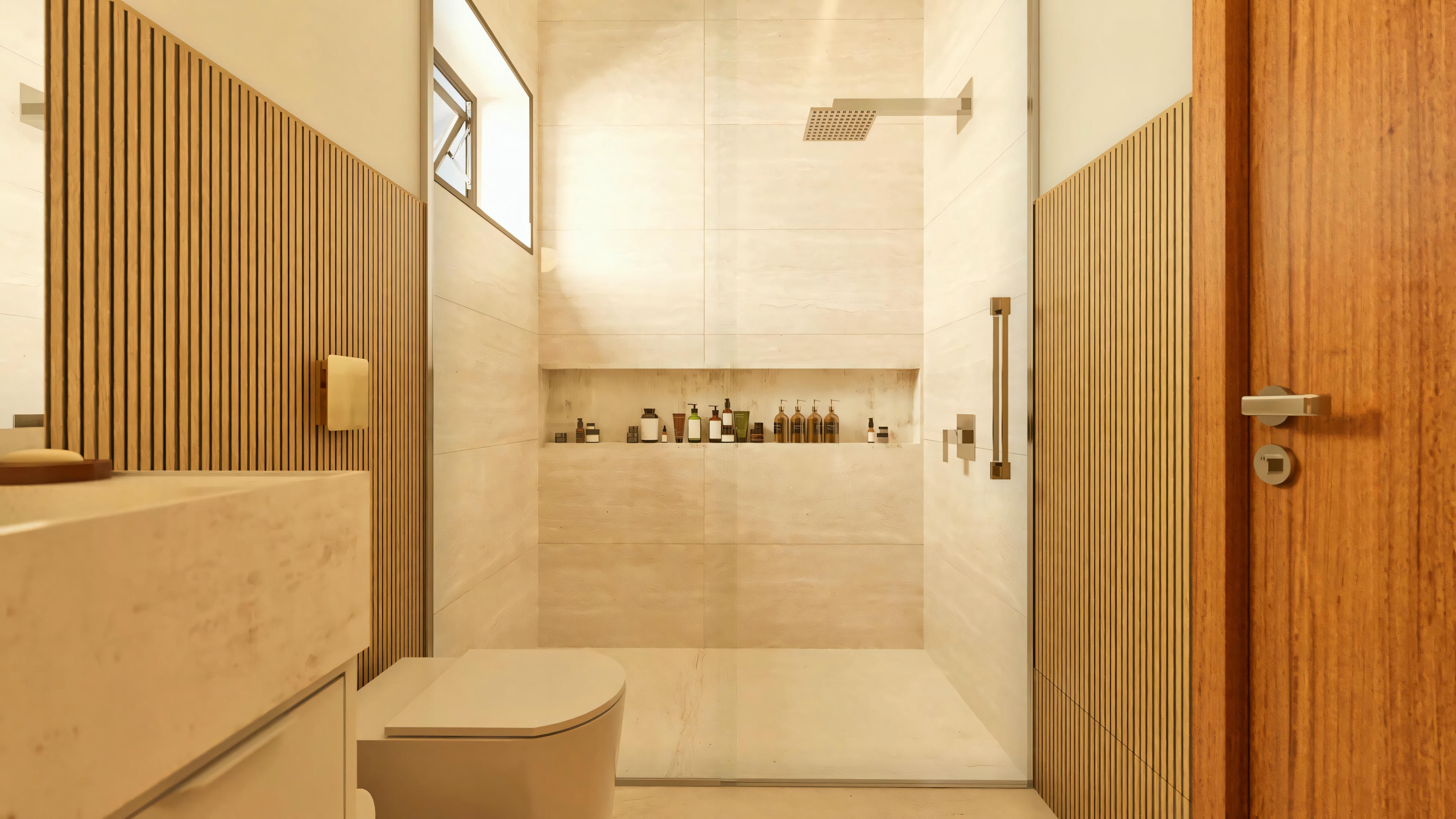 Área de la ducha en el baño moderno de la casa de dos pisos de 330m², con revestimiento de porcelánico claro, nicho empotrado en la pared, ducha de techo y panel de madera listonada lateral.