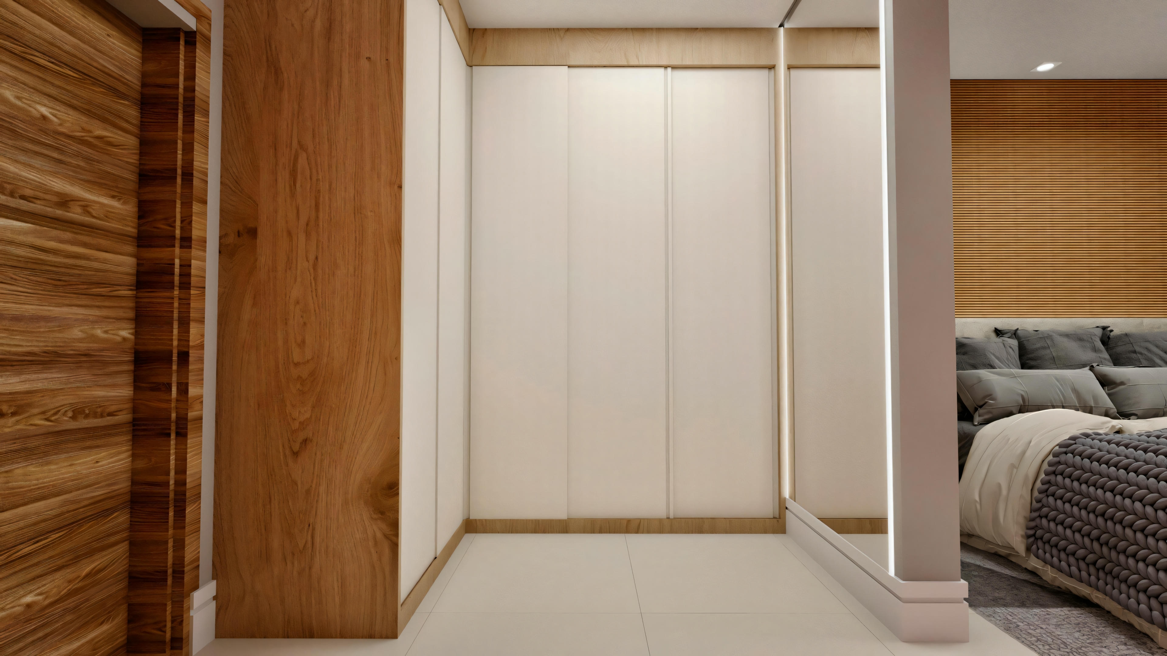 Armário planejado no quarto de suíte da casa neoclássica moderna. Portas em tom claro com detalhes em madeira, e uma seção com espelho e iluminação embutida vertical. Solução de armazenamento elegante para uma das 4 suítes do projeto.