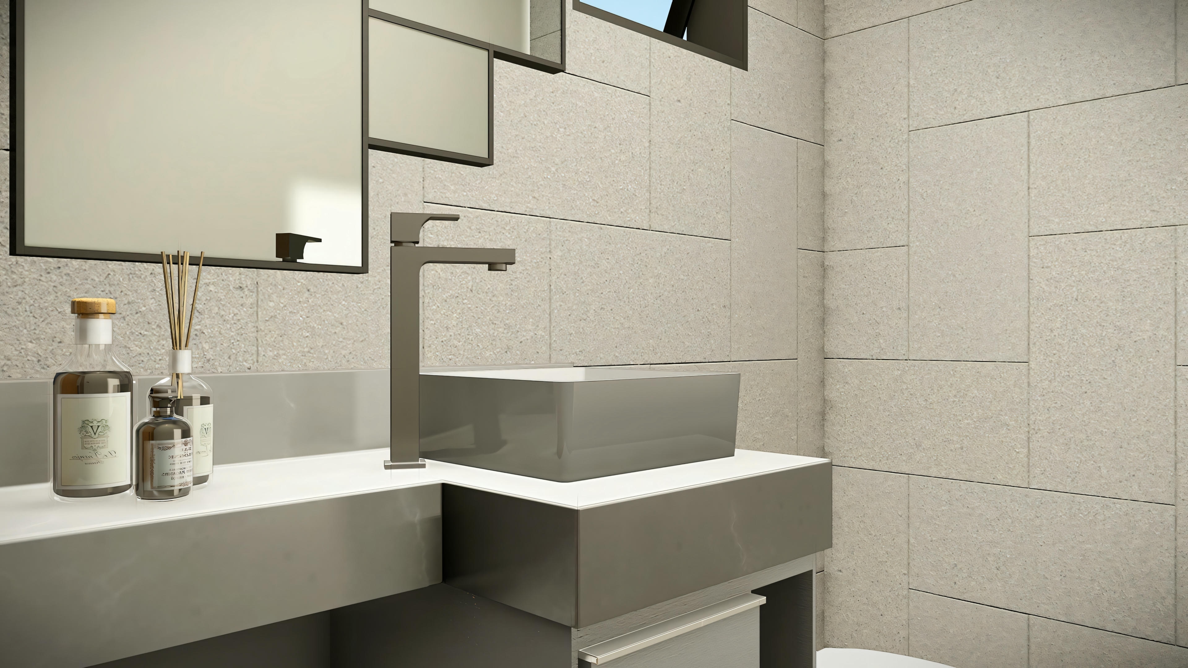 Un baño con azulejos blancos y una mampara de cristal para la ducha.