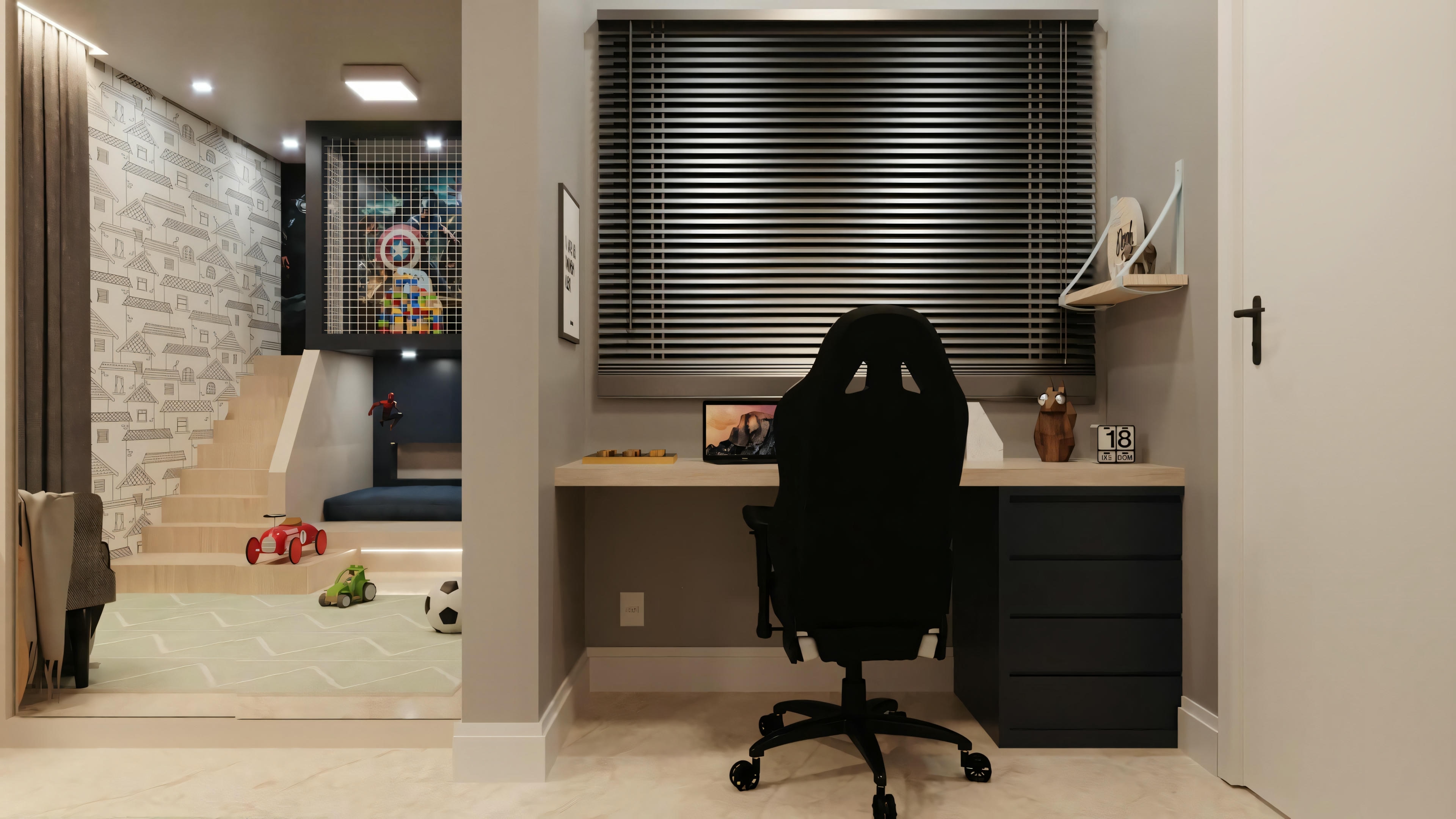 Um escritório com uma mesa, computador, cadeira de escritório, planta decorativa e uma cama ao fundo com travesseiros e cabeceira. Há uma janela com persianas parcialmente abaixadas.