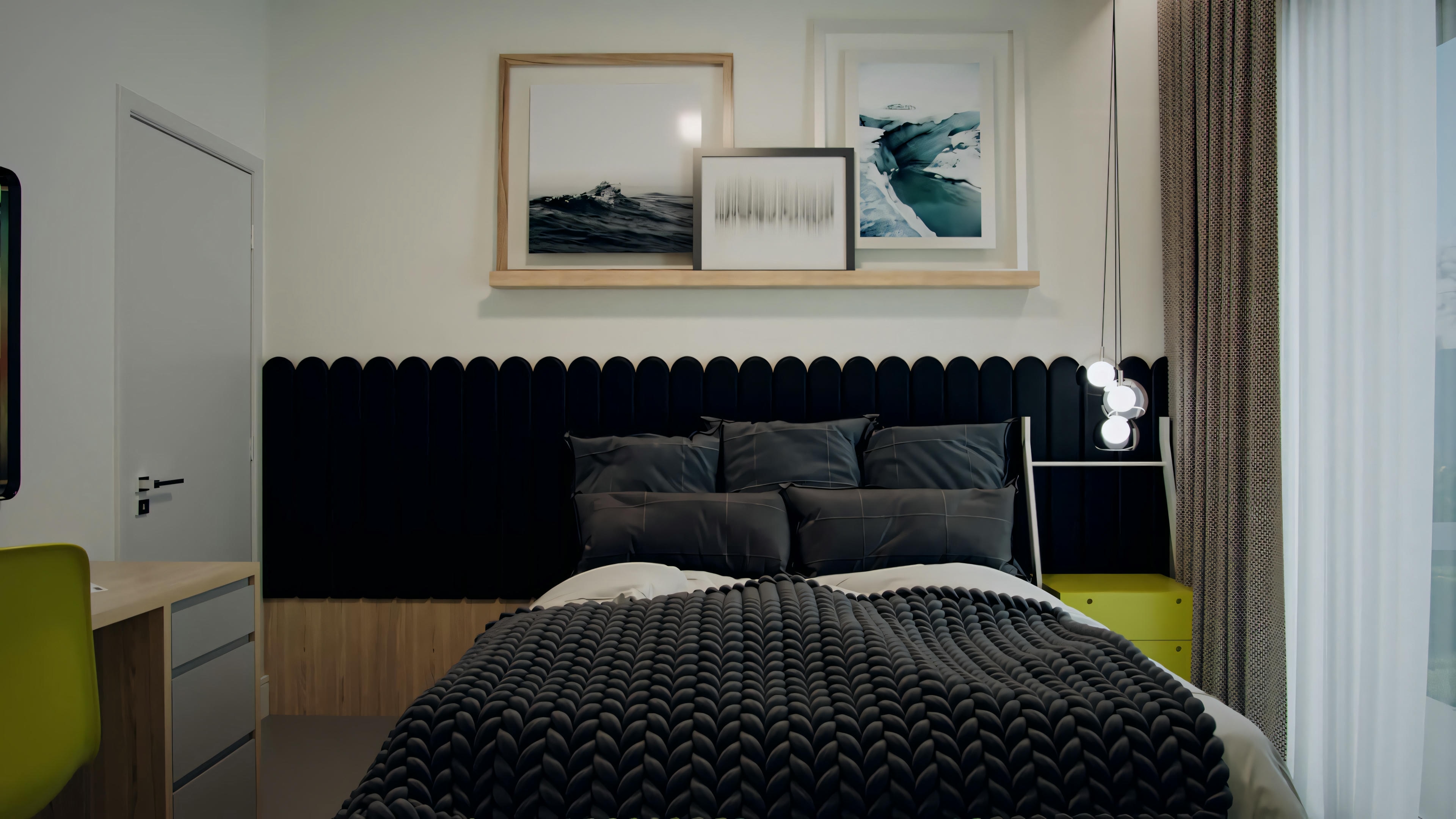 Um quarto com uma cama grande, cabeceira escura, mesas de cabeceira, quadros decorativos acima da cama e uma parede de destaque amarela.