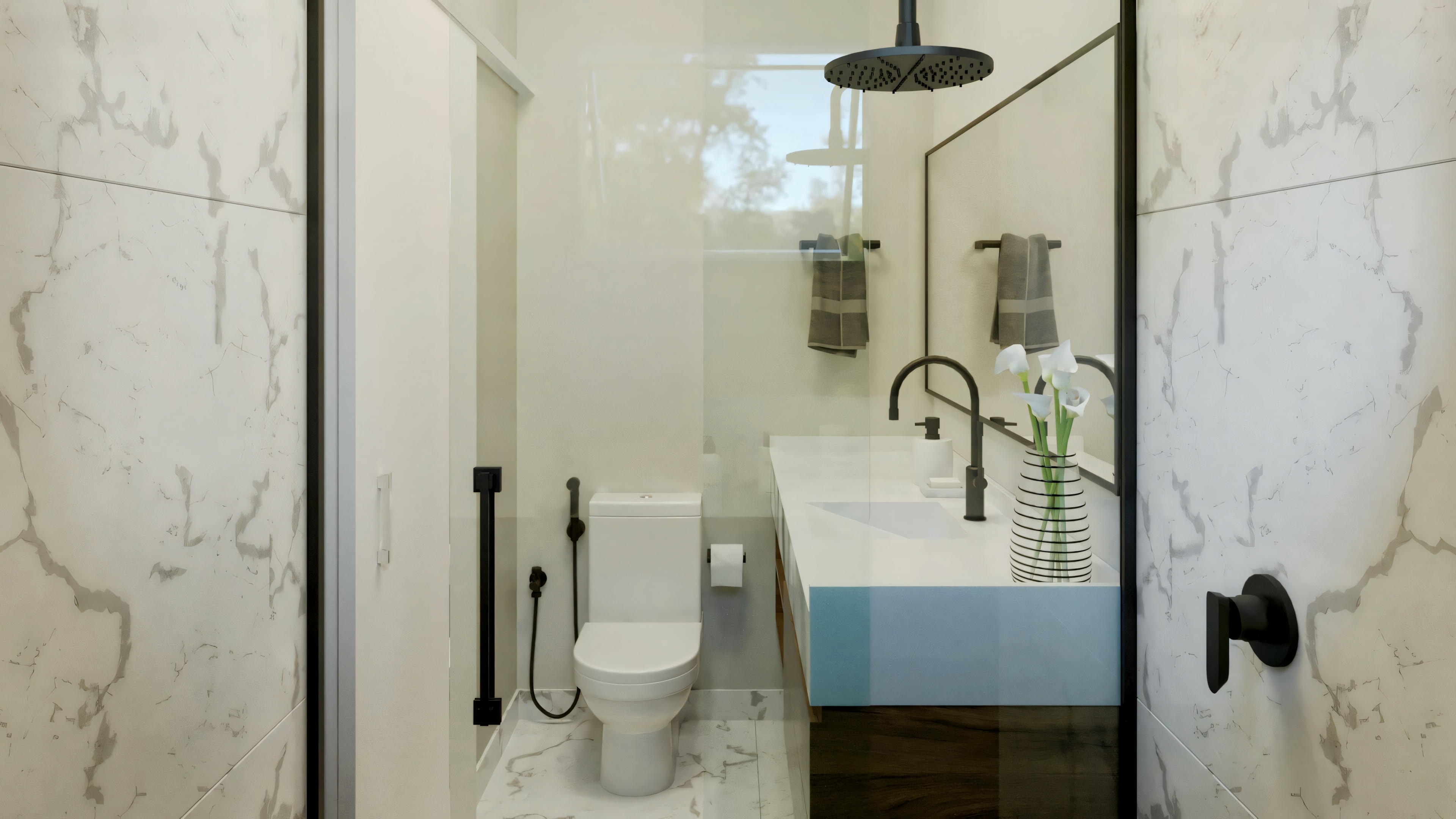 Un baño con paredes de mármol, mampara de cristal y accesorios modernos.