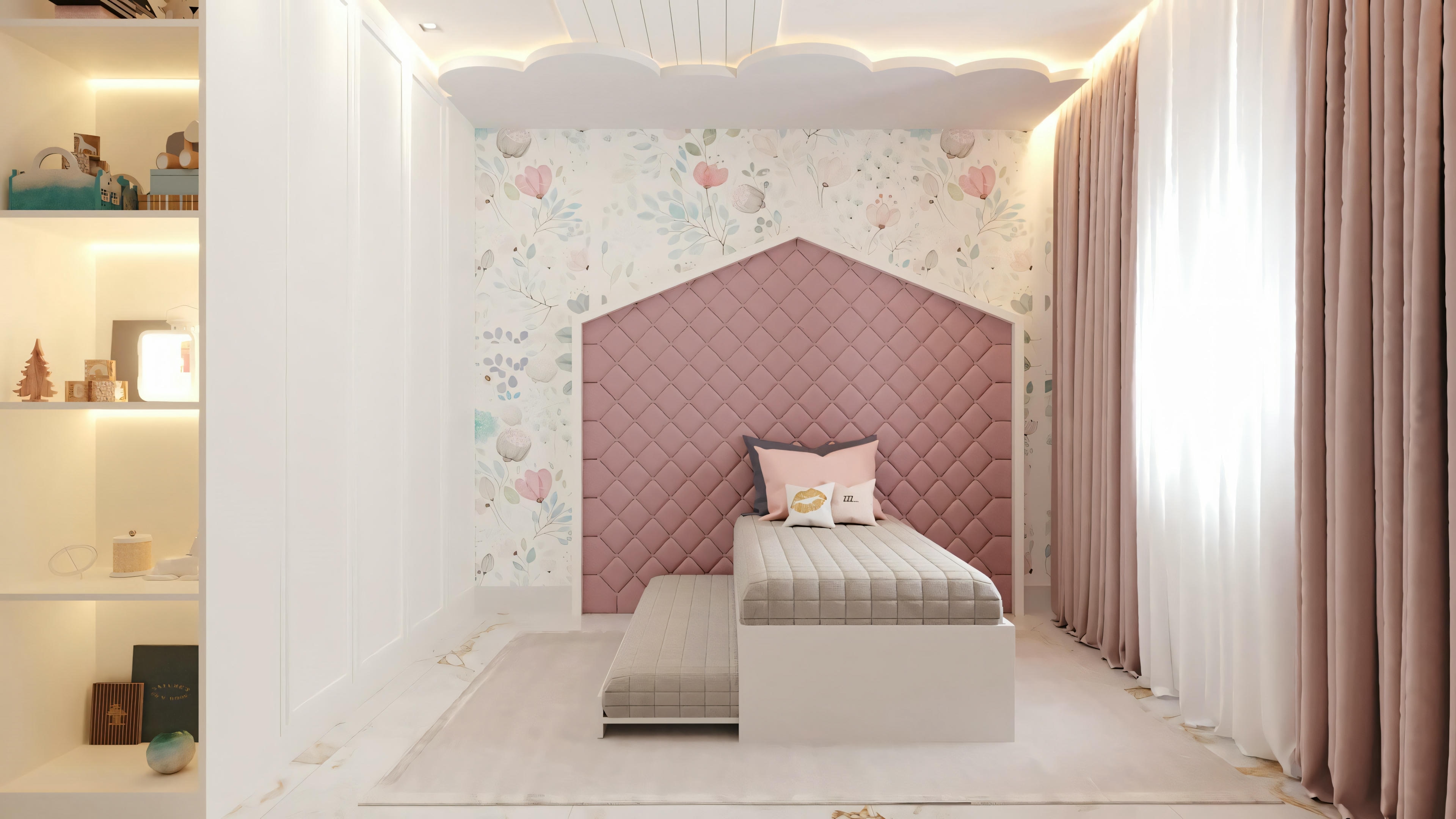Um quarto com uma cama grande centralizada contra uma parede com papel de parede padronizado, flanqueada por mesas de cabeceira.