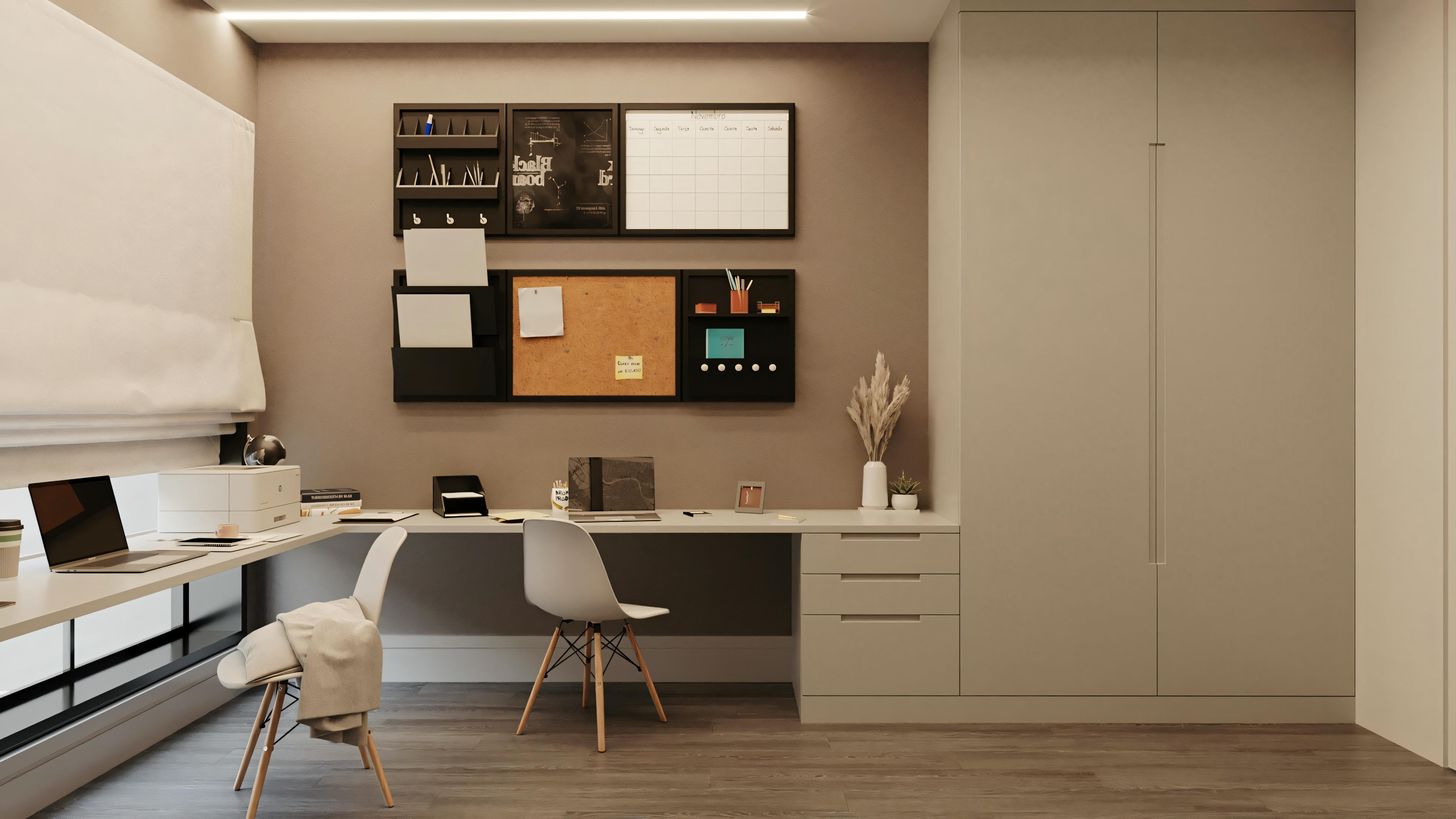 Um escritório com uma mesa branca contendo um monitor de computador, teclado, mouse e vários itens de escritório. Há um quadro de avisos na parede com notas e fotos.