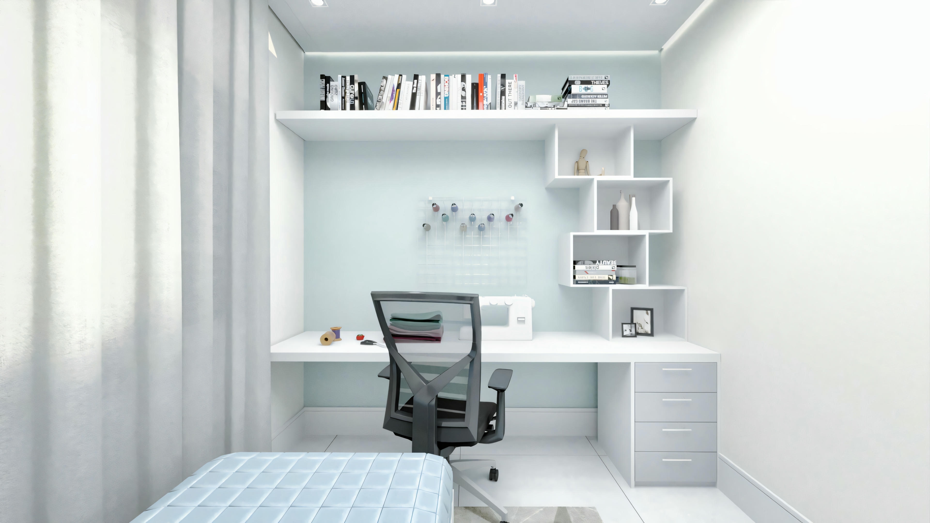 Un escritorio con mesa, silla y estantes con libros y decoración