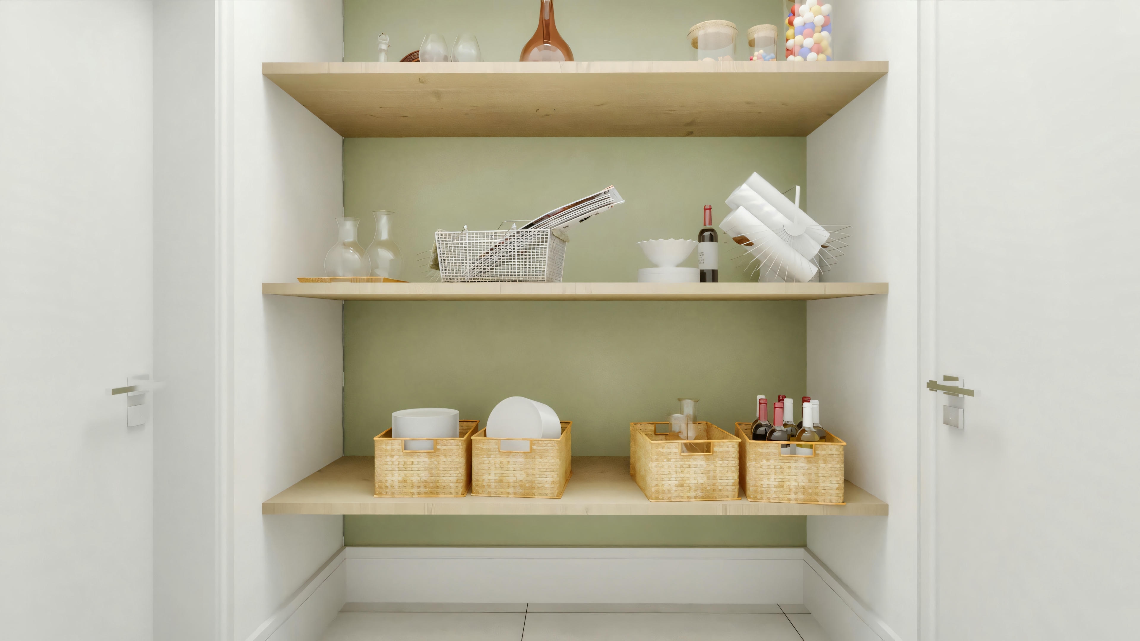 Un estante de baño organizado con varios artículos de tocador y decorativos.