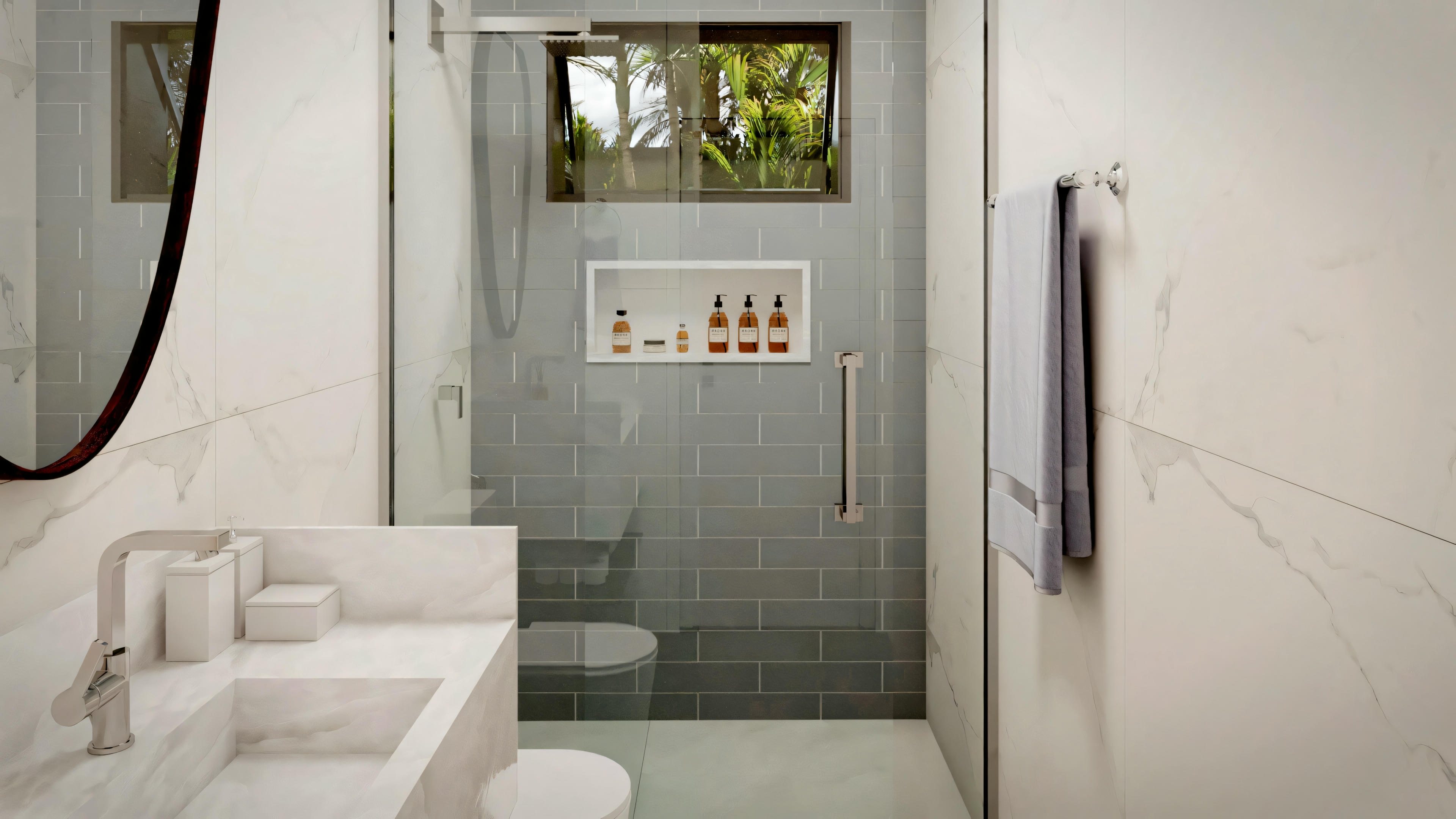 Vista interna de la ducha en el baño de proyecto de casa moderna, mostrando la grifería cromada, nicho de pared empotrado para productos, revestimiento de porcelánico claro y puerta de madera.