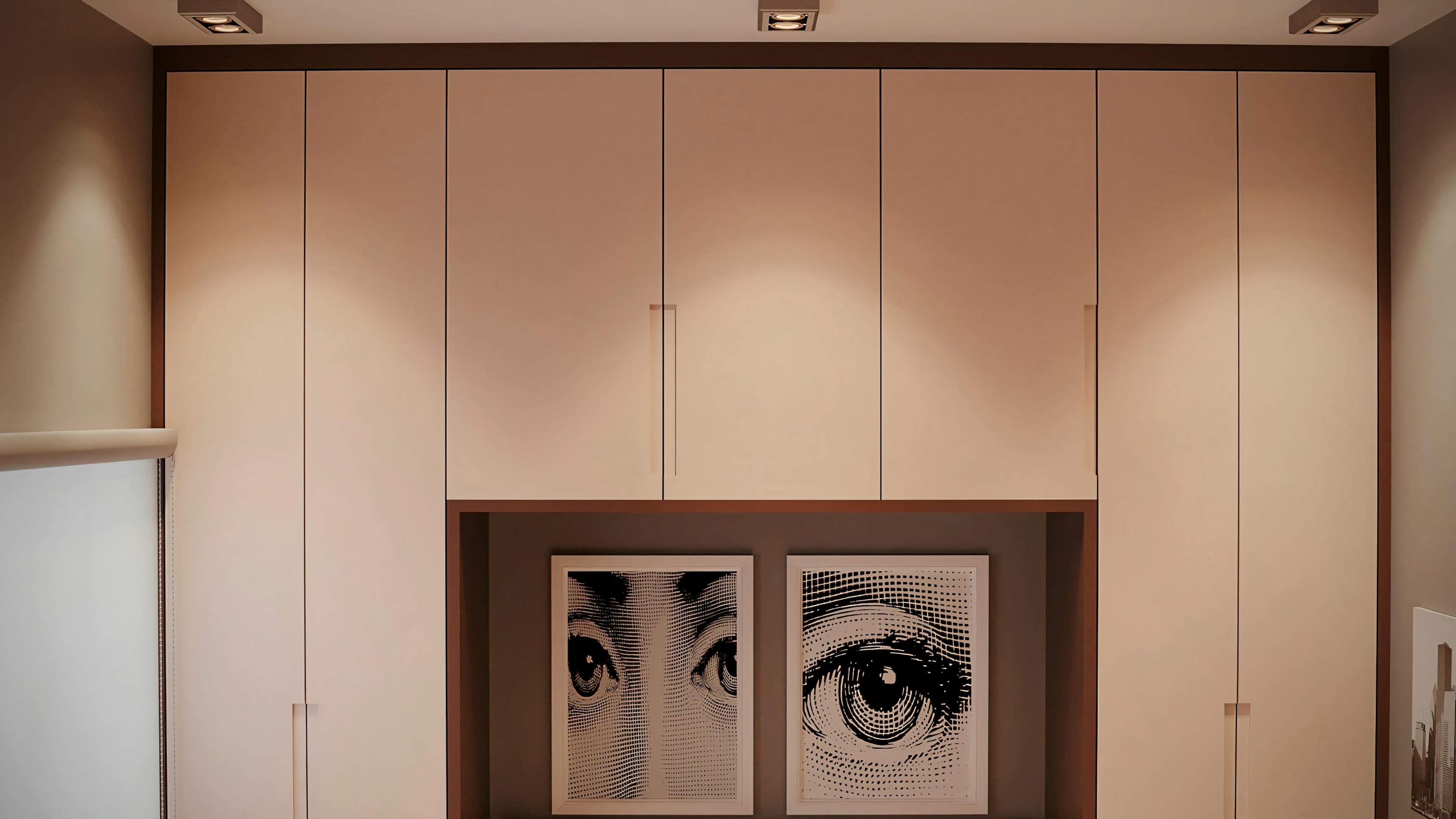 Un espacio interior con una cama y una pintura encima de ella.